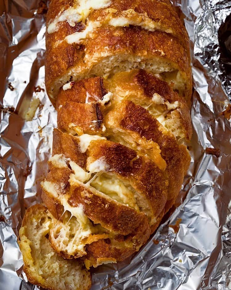 ナイジェラ・ローソンさんのインスタグラム写真 - (ナイジェラ・ローソンInstagram)「Greetings from Melbourne! #RecipeOfTheDay is an absolute corker: Chilli Cheese Garlic Bread! #MayThe4thBeWithYou .  And to get the recipe, click on link in bio. Most of you may know what’s meant by “click on link in bio”, so just skip this bit, but for those who don’t, let me explain: tap on my name right up top, which will take you to a page that has a link on it that says www.nigella.com/instagram. When you click on this link, it will take you to a page of photographs: click on the photograph you want the recipe for, and you will be taken to it!  . Photograph by Jonathan Lovekin」5月4日 17時37分 - nigellalawson