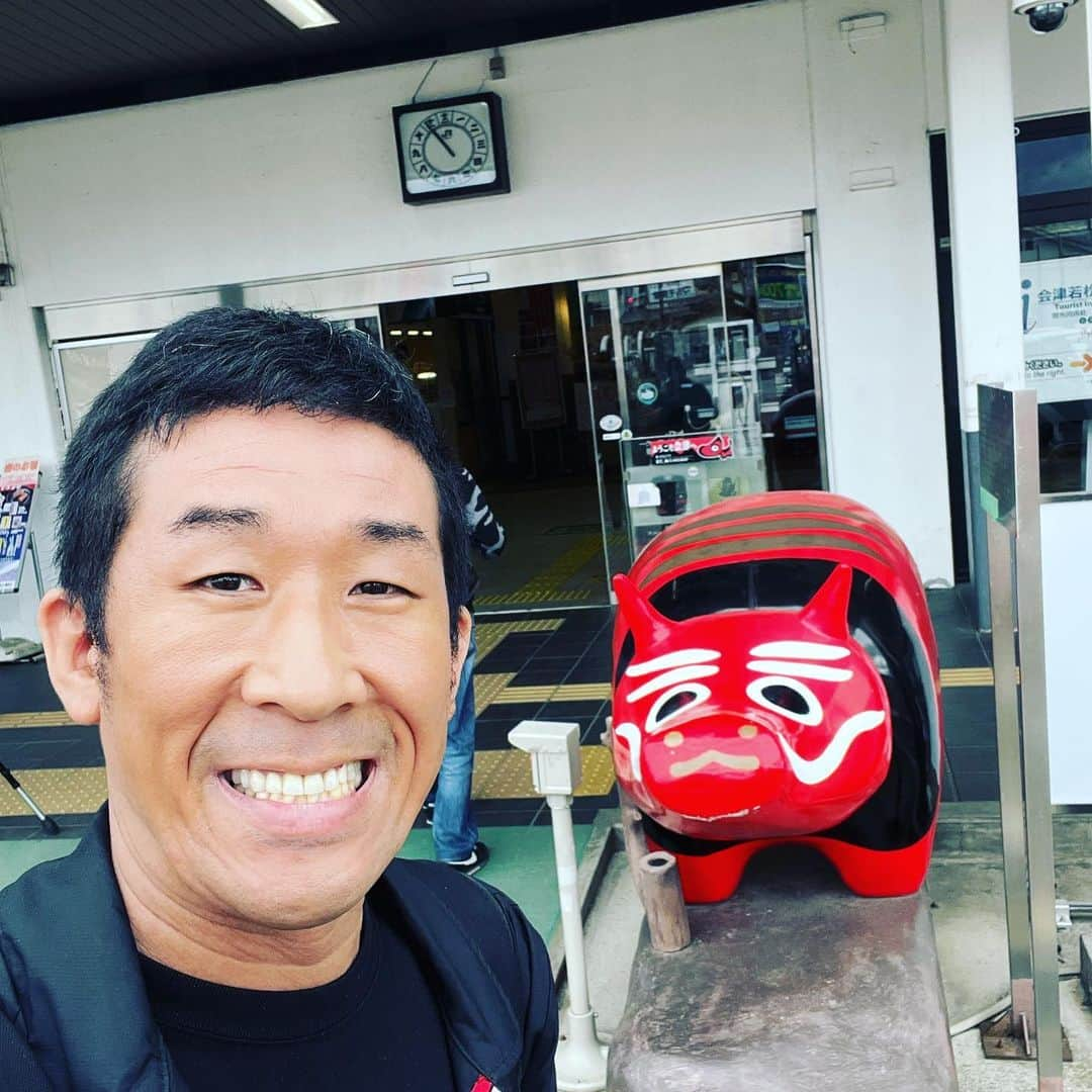 田村裕さんのインスタグラム写真 - (田村裕Instagram)「どうせ嫌なことが起きた時は無意識になったらそのこと考えちゃいますよね？  だから意識ある時だけでも楽しいこと考えるんですよ。本気で違うこと考えるんですよね。能天気っちゃ能天気だけど心が疲れすぎることは回避出来ると思うんだ。  #今日は笑えた? #笑えなかったとしても大丈夫 #僕が笑ってる #麒麟田村 #タムラ433 #smile #미소 #χαμόγελ #sonreír #gülümseme #ยิ้ม #全力笑顔」5月4日 17時38分 - hiroshi9393