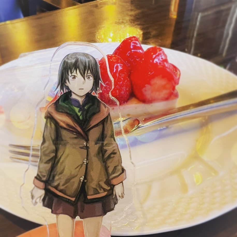 安倍吉俊のインスタグラム：「#コミティア 用に塊少女のアクスタを作りました。ぬ17bです。喫茶店で自分の絵のアクスタを取り出すのは勇気が入りました。よろしくお願いします」