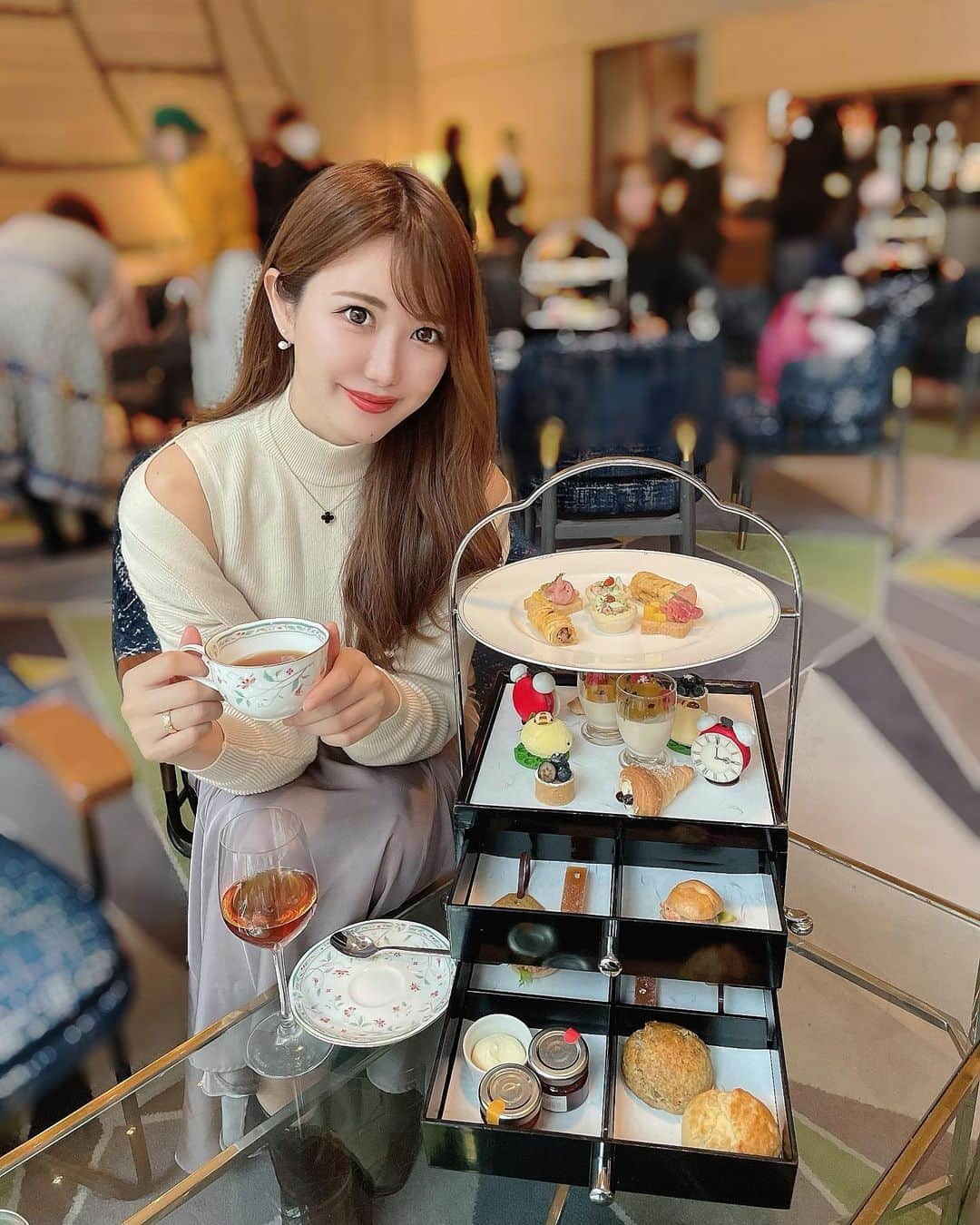 ayaさんのインスタグラム写真 - (ayaInstagram)「＼スイスホテル南海大阪× Dilmah🫖／ ⁡ 日本初上陸となるディルマ最高級ライン 「Teamaker's Private Reserve」の16種類の ティービュッフェ付きの豪華なアフタヌーンティー にかれんちゃんと行ってきたよ🤤♥︎ ⁡ @dilmah_japan  @swissotelnankaiosaka_official   ディルマの紅茶ほんとに美味しくて 色んな種類を味わえて贅沢でした(´⸝⸝•ω•⸝⸝ `)💓 ⁡ 時計のカタチのラズベリーとホワイトチョコレートの マカロンが可愛すぎたし甘酸っぱくて 紅茶にも良く合いました☕️🫶🏻✨ ⁡ Dilmahの最高級ラインをいただけるのは 日本ではここだけみたいなのでぜひ行ってみてね🥰 ⁡ 期間：2023年4月26日（水）～5月31日（水） 場所：スイスホテル南海大阪 6階 「ザ・ラウンジ」 営業時間：11:00-18:00 料金：平日 5,000円　土日祝 6,000円 ※Dilmah「ティーメーカー・シリーズ」 ティービュッフェ付き（2時間制） ⁡ ご予約・お問合せ：06-6646-1111 ⁡ #Dilmah#スイスホテル #swisshotel #大阪グルメ #大阪カフェ #難波グルメ #難波カフェ #難波ランチ #なんばグルメ #なんばカフェ #なんばランチ #afternoontea」5月4日 17時40分 - aya.v_v.ka