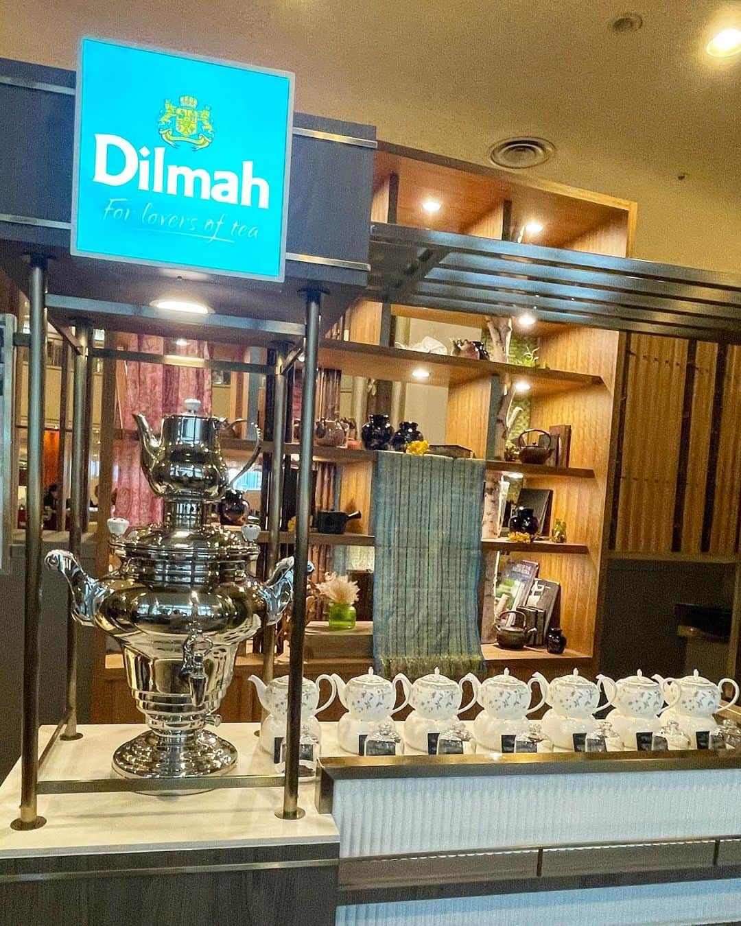 ayaさんのインスタグラム写真 - (ayaInstagram)「＼スイスホテル南海大阪× Dilmah🫖／ ⁡ 日本初上陸となるディルマ最高級ライン 「Teamaker's Private Reserve」の16種類の ティービュッフェ付きの豪華なアフタヌーンティー にかれんちゃんと行ってきたよ🤤♥︎ ⁡ @dilmah_japan  @swissotelnankaiosaka_official   ディルマの紅茶ほんとに美味しくて 色んな種類を味わえて贅沢でした(´⸝⸝•ω•⸝⸝ `)💓 ⁡ 時計のカタチのラズベリーとホワイトチョコレートの マカロンが可愛すぎたし甘酸っぱくて 紅茶にも良く合いました☕️🫶🏻✨ ⁡ Dilmahの最高級ラインをいただけるのは 日本ではここだけみたいなのでぜひ行ってみてね🥰 ⁡ 期間：2023年4月26日（水）～5月31日（水） 場所：スイスホテル南海大阪 6階 「ザ・ラウンジ」 営業時間：11:00-18:00 料金：平日 5,000円　土日祝 6,000円 ※Dilmah「ティーメーカー・シリーズ」 ティービュッフェ付き（2時間制） ⁡ ご予約・お問合せ：06-6646-1111 ⁡ #Dilmah#スイスホテル #swisshotel #大阪グルメ #大阪カフェ #難波グルメ #難波カフェ #難波ランチ #なんばグルメ #なんばカフェ #なんばランチ #afternoontea」5月4日 17時40分 - aya.v_v.ka