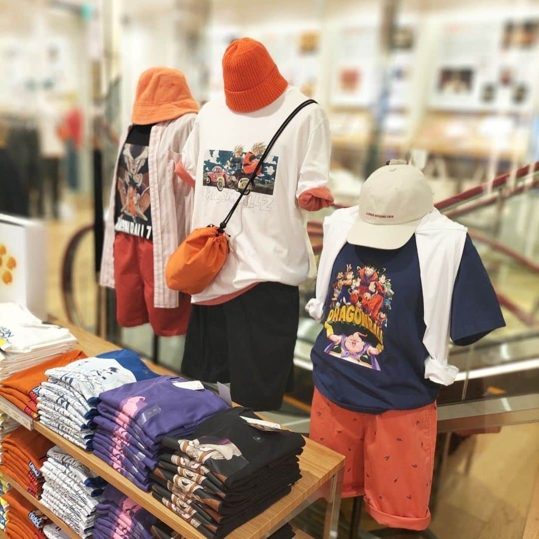 ユニクロ 銀座店のインスタグラム：「"UNIQLO　GINZA DRAGON BALL　Complete Box🐉  【ドラゴンボール×UTコレクション】 今振り返る、悟空たちの冒険＆激闘の歴史。 孫悟空少年編から魔人ブウ編までのTシャツ全7種類とステッカーがセットになったコンプリートボックス登場！同封されている７つのドラゴンボールがあしらわれた絵をスキャンすると、AR（拡張現実）神龍が登場するギミック付き。  作品が持つユニークなタッチを生かした、永久保存必須のコレクションが完成しました✨  #ユニクロ#uniqlo#uniqloginza＃ユニクロ銀座#ginza#銀座#ユニクロ購入品#ドラゴンボール#dragonball#tシャツ#anime#アニメ#ユニクロコラボ#アニメ好きな人と繋がりたい  "」