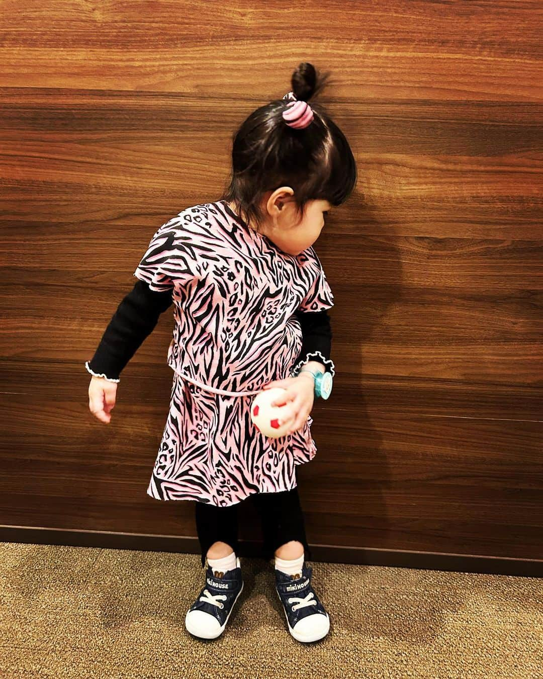 平野ノラのインスタグラム：「バブ子の着てるピンクゼブラ🦓💕私の着なくなった服を👩🏻‍🎤 (写真3枚目) スーミー(母)がリメイクしてくれたゾ！ ヘアゴムもバブリー🫰🏻🫰🏻🫰🏻💕 ノリノリ〜バブ子🍭👩‍👩‍👧🍭  #バブ子2歳 #ママのお下がり #リメイク #スーミー作 #🫰🏻」