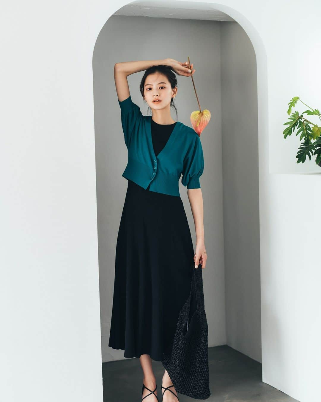 NATURAL BEAUTY BASICのインスタグラム：「松木育未さんが素敵に着こなしてくださった 春の新作webカタログ、第3弾が大好評公開中♡  ■2Wayテレコフレアカットソーワンピース ¥10,450 tax in size:M/PS color:クロ/アッシュグレー/ブライトオレンジ #0173146410  ■ドルマンボレロカーデ ¥6,930 tax in size:FR color:クロ/オフ/ピーコックグリーン #0173175500 ---------------------------  Feminine＆Normcore Feat. Ikumi Matsuki  パフスリーブがドラマチックなロングドレスや、 フラワープリントが華やかなスカートetc. 女性らしさを引き立ててくれるフェミニンクローズと、 ノームコアな着こなしを叶えてくれる リラクシーなオールインワンやきれいめテーパード…  NBBが初夏に提案する、2テイストの新作たちを一挙ラインナップ。  詳しくはプロフィールのURLより webカタログをチェック♪  #松木育未 さん #春カラー #ワンピース #初夏ワンピース #spring #春コーデ #スプリングコーデ #夏コーデ #お出かけコーデ #オフィスコーデ #オフィスカジュアル #通勤コーデ #大人可愛い #カラーコーデ  #着回しコーデ #きれいめカジュアル  #ベーシックコーデ #ベーシック #ナチュラルコーデ #トレンドスタイル #シンプルコーデ #ナチュラルビューティーベーシック #naturalbeautybasic」