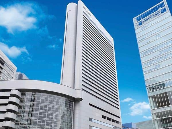 ヒルトン大阪 Hilton Osakaさんのインスタグラム写真 - (ヒルトン大阪 Hilton OsakaInstagram)「大阪の中心街、梅田に聳え立つヒルトン大阪。  客室の窓からは都会らしい景色を望め、レストランでは、上質な料理やワインが楽しめます🍷  朝、昼、夕方、夜とゆっくりと時間が流れるこの場所で、ヒルトン大阪ならではの贅沢で非日常的な時間をご体感ください。  @hiltonosaka https://osaka.hiltonjapan.co.jp/  The Hilton Osaka stands tall in Umeda, the bustling central business district of Osaka. Our guest rooms boast stunning urban views through their windows, while our restaurant delights guests with exquisite cuisine and a selection of fine wines!🍷  Come and indulge in the luxurious experience and extraordinary moments that only the Hilton Osaka can provide in this unique setting, where time seems to slow down from morning till afternoon, and from evening till night.  @hiltonosaka  ＝＝＝  #ヒルトン大阪 #大阪夜景 #梅田夜景  #大阪旅行 #関西旅行 #大阪ホテル  #ホテルステイ #夕日 #夜景 #HiltonOsaka #OsakaNightView #CityView」5月4日 18時00分 - hiltonosaka