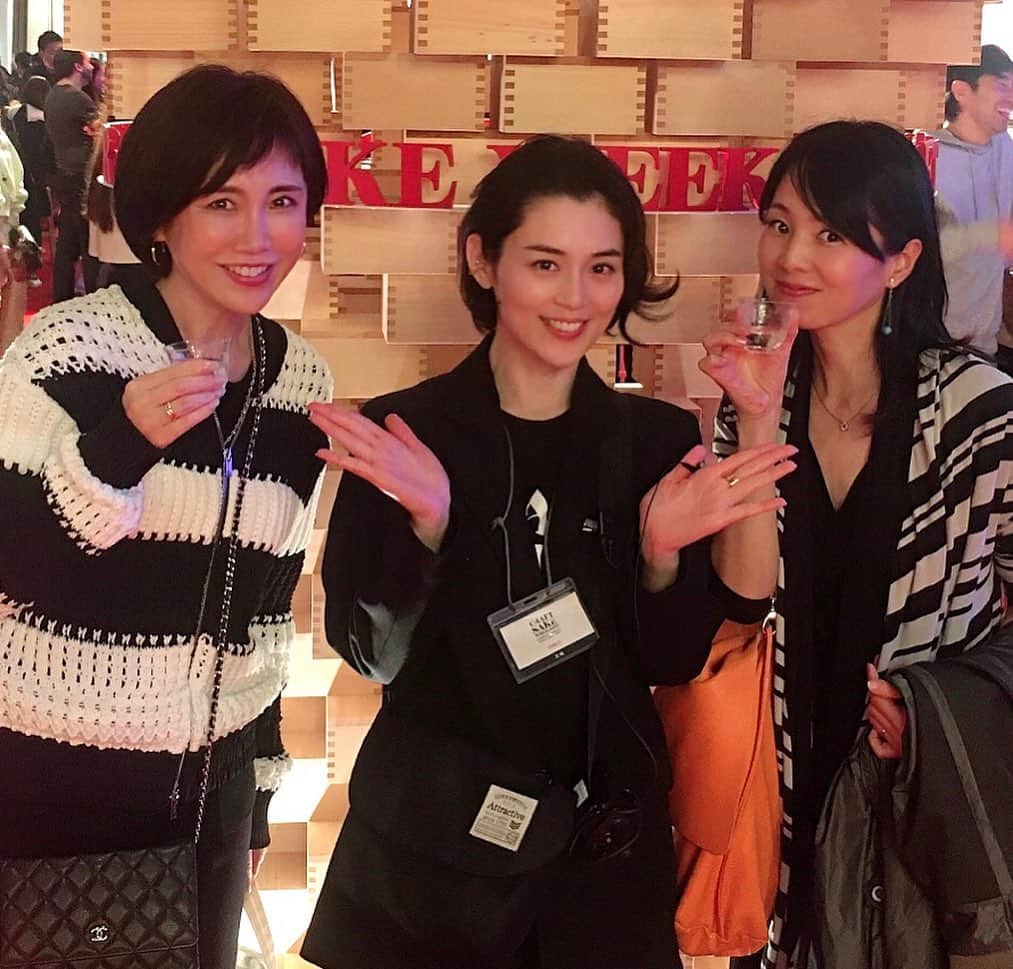 近藤淳子さんのインスタグラム写真 - (近藤淳子Instagram)「中田英寿氏主宰、3年ぶりに開催された【craftsakeweek】へ。盛り上がりが最高潮に達した、全蔵完売の最終日、尊敬するお姉様、小笠原継承斎様と参戦してきました。会場では、長らくお世話になっている大切な皆様と合流🍶  蔵元達が、【craftsakeweek】の大盛況に感銘を受けて、また「酒作りを頑張ります」と、それぞれの地元に戻ったり、次なるチャレンジ旅へと向かったり。どんな有名銘柄でも大きな舞台に立てたことを謙遜し、またこの場に戻って来られるよう闘志を燃やしている姿に触れて、私は一気に胸の奥が燃えました。それはそれは、スルスルと杯が進みましたよ。  また、高木酒造の高木辰五郎蔵元、ご襲名おめでとうございます。久しぶりに若菜女将ともお会いでき、息子さんもいらっしゃっていました。  改めて、お客様と日本酒文化の素晴らしい一体感がある【craftsakeweek】の復活に乾杯！ 魅力的な夜をありがとうございました🥰  #craftsakeweek  #クラフトサケウィーク  #日本酒イベント  #日本酒🍶  #日本酒大好き  #sake #saké #sakelover  @craftsakeweek」5月4日 17時53分 - kondo_junko_