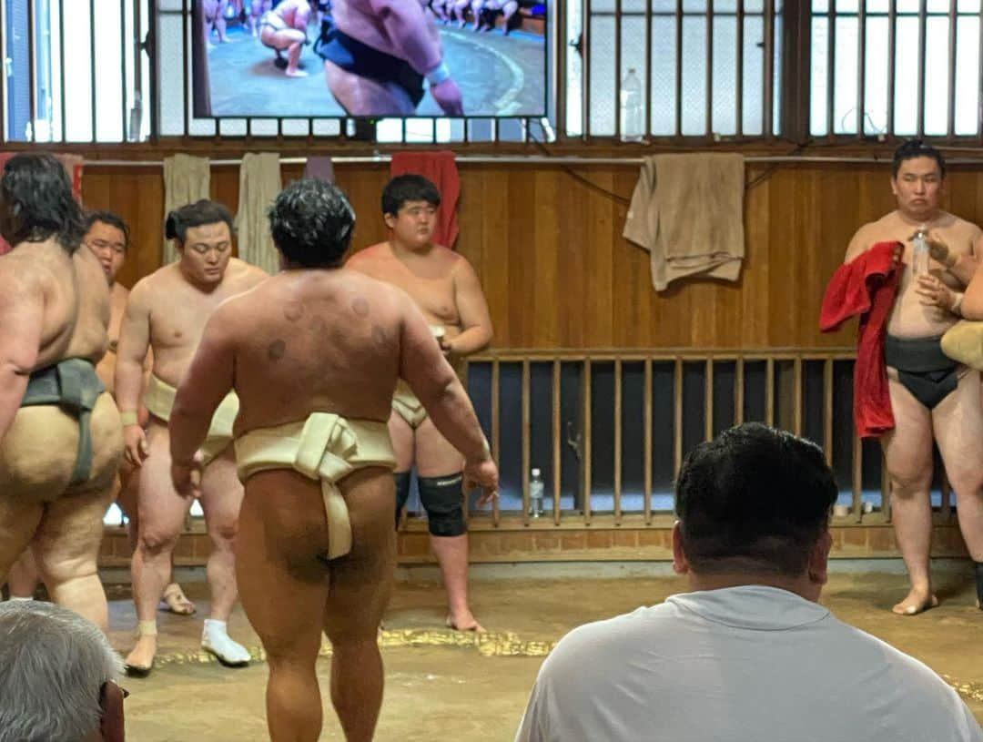 渡辺真起子さんのインスタグラム写真 - (渡辺真起子Instagram)「宮城野部屋にて朝稽古を見学させて頂きました。凄まじくて魂抜けた。  大島部屋の皆さんの出稽古の日にあたり、凄かったです。  中学生や、大学生の力士さん達も真剣に稽古に参加していました。  本当に一心不乱になるまで追い込んでいきます。その熱量に圧倒されました。 間近で熱にあてられました。  相撲って凄い。  5月場所は両国国技館です！ 力士の皆様の健闘を祈っています。  宮城野親方 部屋の皆様 大島親方 大島部屋の皆様  ありがとうございました。  しかも建物の表札は ああ、 渡辺大五郎。 ジェシー‥‥。感慨深い。  I had the opportunity to observe the morning practice at the Miyagino stable. It was intense and overwhelming.  It happened to be the day of the Oshima stable's inter-stable practice, and it was impressive to see junior high and university level wrestlers training with such seriousness.  The coaches pushed them to the limit with unwavering determination. I was overwhelmed by their passion and could feel the heat up close.  Sumo is truly amazing.  The May tournament will be held at the Ryogoku Kokugikan. I wish all the wrestlers the best of luck.  Thank you to the Miyagino stable master, members of the stable, Oshima stable master, and members of the Oshima stable for allowing me to watch the practice.  おにぃ、ありがとうございました！ @takahashi.tomonori1219   #宮城野部屋 @miyagino_beya #大相撲  #白鵬 @yokozuna_hakuho  #大島部屋 #旭天鵬   #北青鵬 治 東前頭十一枚目 @hokuseiho   #炎鵬 晃 西十両三枚目 @teamenho @enho_akira   #落合哲也　西十両八枚目 @tetsuya2595   #川副  西幕下筆頭 @k.kawazoe410   #向中野真豪 東幕下六枚目 @shingo0907   #宝香鵬 宏作 西幕下二十八枚目  #雷鵬　東幕下四十三枚目 @raiho_shintaro   #大谷真惟 東幕下四十九枚目  #大ノ蔵 憲司 東三段目十五枚目 @oonokurayuuki12310609   #竹丸　東序二段四十三枚目  #高馬鵬　西序二段五十七枚目  #石浦鹿介　西序二段六十枚目 @ishiura_masakatsu   #錦織　東序二段六十二枚目 #出立　西序二段六十五枚目 #黒熊　西序二段六十七枚目 #樹龍　西序二段八十三枚目  大島部屋  #旭大星 託也　東三段目三枚目 @kyokutaisei  #旭水野　東序二段五枚目 #旭丸　東序二段十六枚目 #旭輝山 司　西序二段二十五枚目 #旭将里 龍明　東序二段三十枚目 #旭大海　西序二段五十三枚目」5月4日 17時54分 - watanabe_makiko