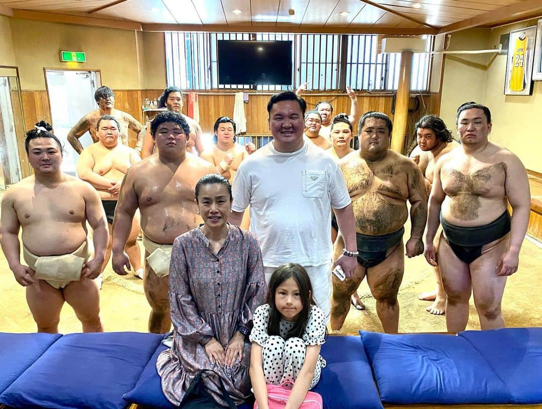 渡辺真起子さんのインスタグラム写真 - (渡辺真起子Instagram)「宮城野部屋にて朝稽古を見学させて頂きました。凄まじくて魂抜けた。  大島部屋の皆さんの出稽古の日にあたり、凄かったです。  中学生や、大学生の力士さん達も真剣に稽古に参加していました。  本当に一心不乱になるまで追い込んでいきます。その熱量に圧倒されました。 間近で熱にあてられました。  相撲って凄い。  5月場所は両国国技館です！ 力士の皆様の健闘を祈っています。  宮城野親方 部屋の皆様 大島親方 大島部屋の皆様  ありがとうございました。  しかも建物の表札は ああ、 渡辺大五郎。 ジェシー‥‥。感慨深い。  I had the opportunity to observe the morning practice at the Miyagino stable. It was intense and overwhelming.  It happened to be the day of the Oshima stable's inter-stable practice, and it was impressive to see junior high and university level wrestlers training with such seriousness.  The coaches pushed them to the limit with unwavering determination. I was overwhelmed by their passion and could feel the heat up close.  Sumo is truly amazing.  The May tournament will be held at the Ryogoku Kokugikan. I wish all the wrestlers the best of luck.  Thank you to the Miyagino stable master, members of the stable, Oshima stable master, and members of the Oshima stable for allowing me to watch the practice.  おにぃ、ありがとうございました！ @takahashi.tomonori1219   #宮城野部屋 @miyagino_beya #大相撲  #白鵬 @yokozuna_hakuho  #大島部屋 #旭天鵬   #北青鵬 治 東前頭十一枚目 @hokuseiho   #炎鵬 晃 西十両三枚目 @teamenho @enho_akira   #落合哲也　西十両八枚目 @tetsuya2595   #川副  西幕下筆頭 @k.kawazoe410   #向中野真豪 東幕下六枚目 @shingo0907   #宝香鵬 宏作 西幕下二十八枚目  #雷鵬　東幕下四十三枚目 @raiho_shintaro   #大谷真惟 東幕下四十九枚目  #大ノ蔵 憲司 東三段目十五枚目 @oonokurayuuki12310609   #竹丸　東序二段四十三枚目  #高馬鵬　西序二段五十七枚目  #石浦鹿介　西序二段六十枚目 @ishiura_masakatsu   #錦織　東序二段六十二枚目 #出立　西序二段六十五枚目 #黒熊　西序二段六十七枚目 #樹龍　西序二段八十三枚目  大島部屋  #旭大星 託也　東三段目三枚目 @kyokutaisei  #旭水野　東序二段五枚目 #旭丸　東序二段十六枚目 #旭輝山 司　西序二段二十五枚目 #旭将里 龍明　東序二段三十枚目 #旭大海　西序二段五十三枚目」5月4日 17時54分 - watanabe_makiko