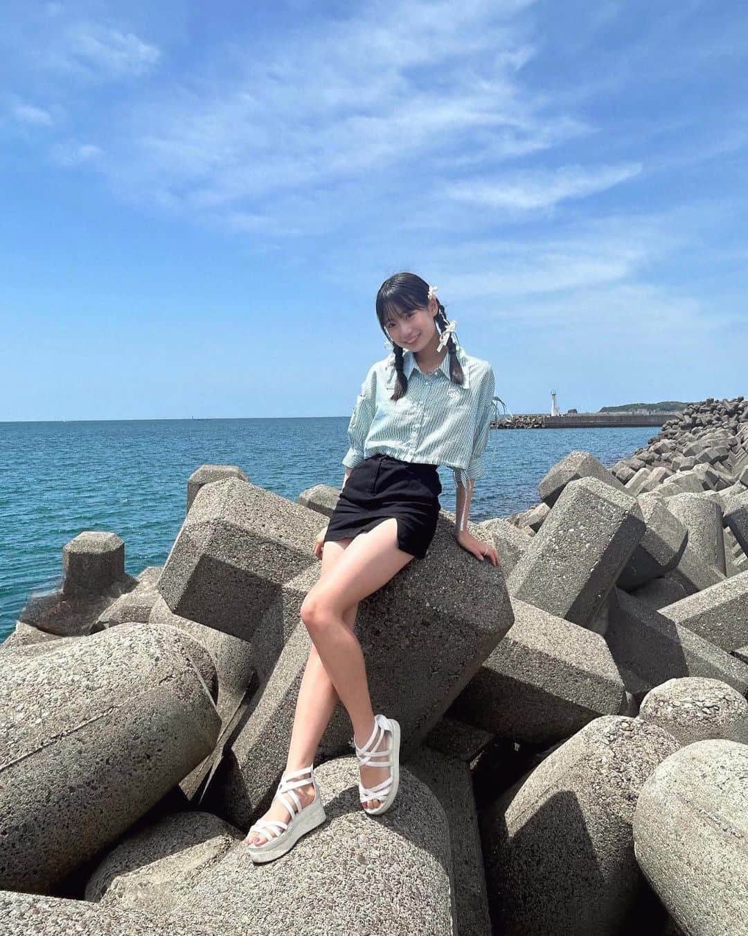 百田汐里さんのインスタグラム写真 - (百田汐里Instagram)「緑のシャツに黒のスリットが入ったショートパンツ可愛い\( ^_^ )/~♡ 少し短めなので脚長効果抜群だよ＾＾ ． ．  #超ファッション研究所  #海  #sea  #コーデ  #今日好き  #フーコック島編  #百田汐里」5月4日 17時55分 - shi._.o19