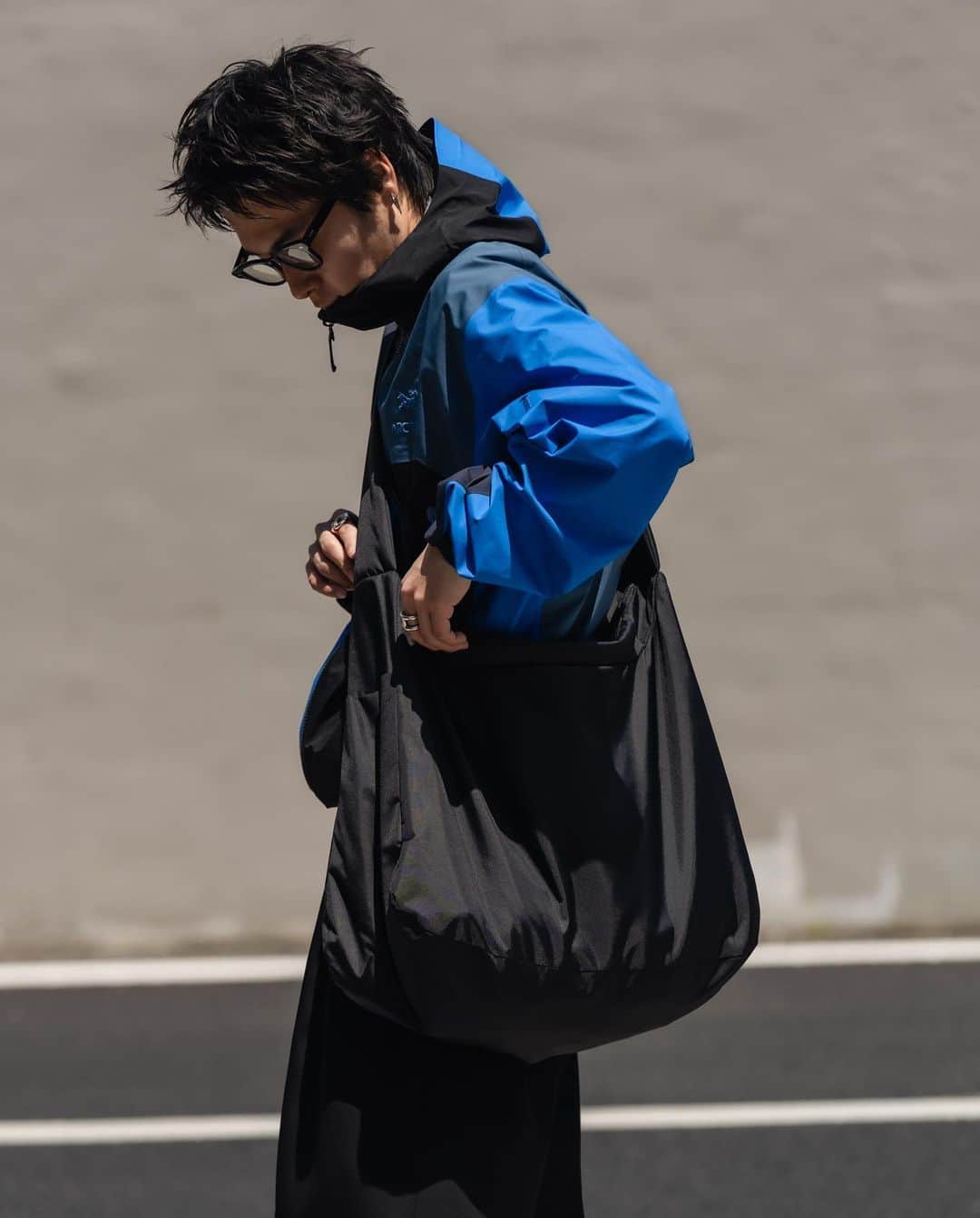 Ryoさんのインスタグラム写真 - (RyoInstagram)「ㅤㅤㅤㅤㅤㅤㅤㅤㅤㅤㅤㅤㅤ @arcteryx × @beams_official  Beta Jacket  jacket : @arcteryx × @beams_official  pants : @the_clesste  shoes : @_j.l_a.l_ × @hoka  eyewear : @yuichi_toyama_official  bag : @the_clesste  ㅤㅤㅤㅤㅤㅤㅤㅤㅤㅤㅤㅤㅤ #ntn  #blurhms  #therow #yuichitoyama #hyke #porter  ㅤㅤㅤㅤㅤㅤㅤㅤㅤㅤㅤㅤㅤ #arcteryx #beams」5月4日 17時55分 - ryo__takashima