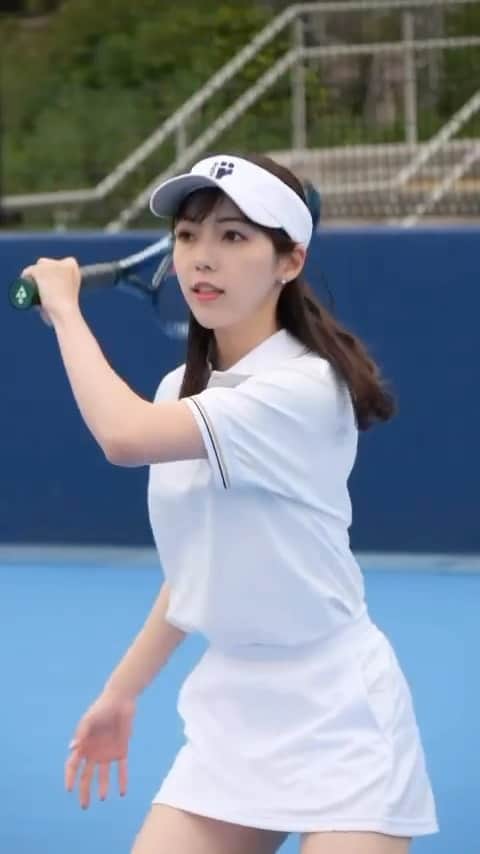 川又智菜美のインスタグラム：「かっこいい動画撮ってもらっちゃいました🤭🎾 ⁡ せっかくなのでアップしちゃおーっと！👀 ⁡ この日は初屋外の有明でテニスをやった日で 気持ちよかったなぁ🌱 GWは有明もとっても賑わってそうな予感🤔 ここ数日はお天気にも恵まれてますし最高ですね✨ ⁡ みなさんGW後半戦なにしてますか？😊 ⁡ ✼••┈┈┈┈┈┈┈┈┈┈┈┈┈┈┈┈••✼ ⁡ 動画はTENEZの方が作ってくださりました！ ロゴが挟まるのもかっこよい🖤 私がPR協力させていただいた 新商品のクラウドファンディングも 現時点で500%もこえているようで…！！ おめでとうございます🥳 ⁡ #テニス #テニス女子 #tennis ⁡ #テニスプレイヤー #テニスウェア #テニス好きな人と繋がりたい #テニス好き #tennisplayer #tennisgirl # #ポートレート女子 #yonex #yonextennis #tennislove #테니스 #테니스치는여자　#ホワイトコーデ #テニスラケット #サンバイザー  #テニス動画」