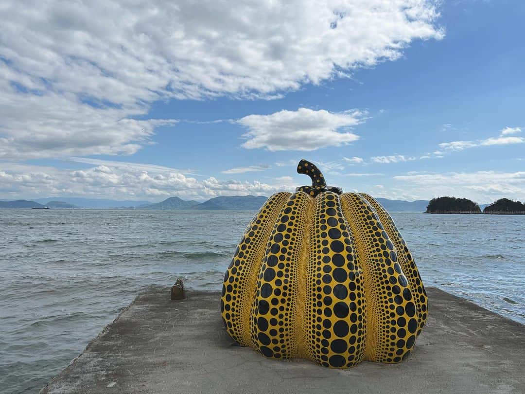 いけちゃんのインスタグラム：「直島の黄色いカボチャ🎃  直島編のYouTubeも早く編集しなきゃー！  #香川#1人旅#直島#草間彌生」