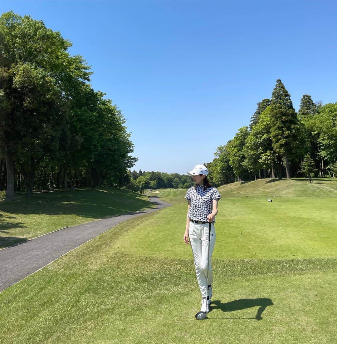 草間淑江さんのインスタグラム写真 - (草間淑江Instagram)「⛳️  快晴☀️  緑と青を感じて。  49 49 98でした！  今日初卸の52と58。  フルスィングしてもピタっと止まって最高👍  慣れたらスコアよくなりそーな予感😆  #草間淑江#ゴルフ#golf」5月4日 18時09分 - yoshie_kusama