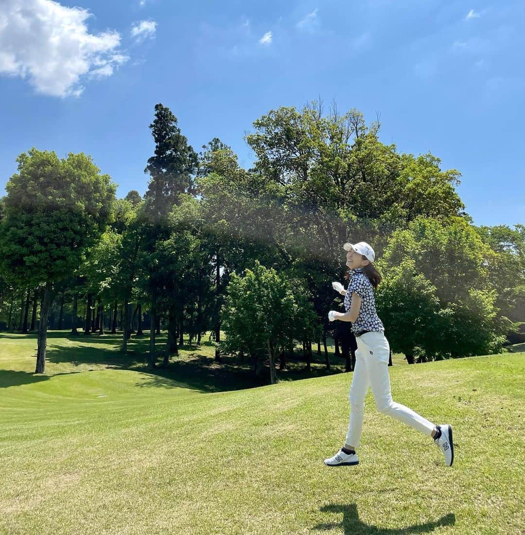 草間淑江さんのインスタグラム写真 - (草間淑江Instagram)「⛳️  快晴☀️  緑と青を感じて。  49 49 98でした！  今日初卸の52と58。  フルスィングしてもピタっと止まって最高👍  慣れたらスコアよくなりそーな予感😆  #草間淑江#ゴルフ#golf」5月4日 18時09分 - yoshie_kusama