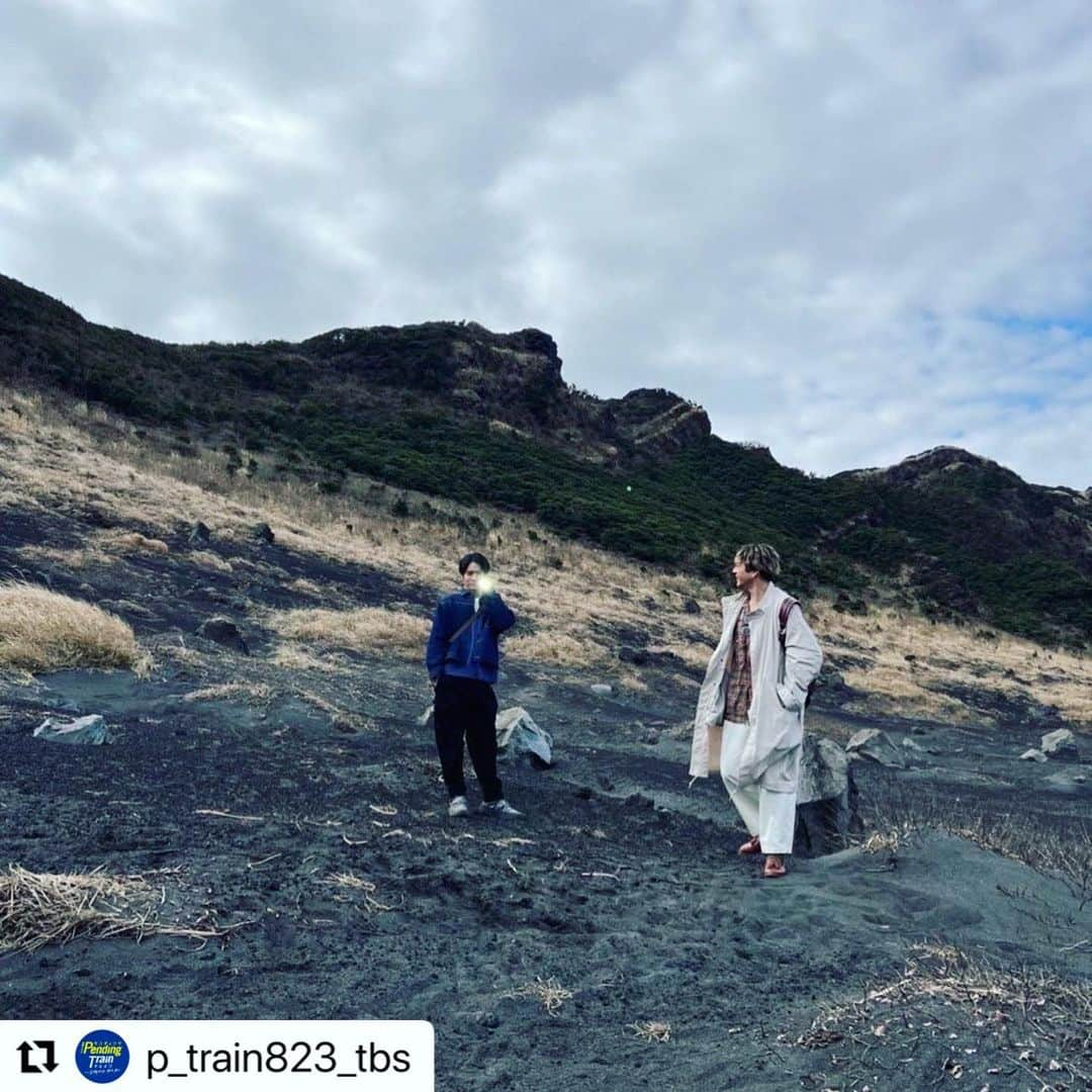 山田裕貴さんのインスタグラム写真 - (山田裕貴Instagram)「#ペンディングトレイン 第３話 明日よる１０時  生きるってなんなんだろう？ なんで生きてるんだろう  萱島直哉や乗客の想いが わかるような そんな回です  @p_train823_tbs  ・・・  ／ 　第3話放送まで、あと1日‼️ ＼  第三話は団結がキーワード🔑 そしてついにバディ誕生⁉︎  乗客の間で萱島派か白浜派かの女子トークも繰り広げられたり⁉︎🫶🏻  #萱島派 #白浜派 #あなたはどっち派？ #どちらも素敵です #今日はみどりの日 #自然に沢山触れましょう #自然のあるところへ行けない方は #Netflix #Paravi #Tver で #ペンディングトレインを見て自然に触れませんか？🍃🍃 #今日も大自然の中で撮影中」5月4日 18時10分 - 00_yuki_y