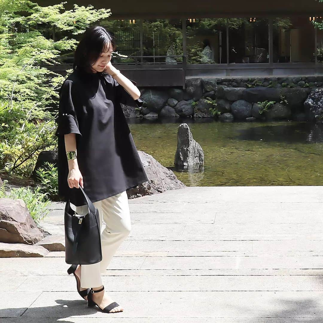 Eri Satoさんのインスタグラム写真 - (Eri SatoInstagram)「【black×whiteコーデ】 · tops: @aquagarage bag : @orsetto_official · 珍しくモノトーンコーデ @aquagarage の #袖パール付きフレアチュニック サラッとしてシワになりにくいカットソー。 袖口のパールがポイント✨ 気になるところが全部隠れて、なおかつ可愛い💓 · 年始からいろいろあり、 オススメされた寒川神社へ。 八方除をしてもらいました🙏 ご祈祷した人だけが入れる神嶽山神苑。 とっても素敵な庭園で、お抹茶が頂けます🥰 · いまは実家に帰ってきてます😌 私以外は東京に戻ったので👦👧、めちゃ静か···🤭 · #aquagarage#アクアガレージ #高身長コーデ#ママコーデ#カジュアル #ファッション#コーディネート#プチプラ#プチプラコーデ#春コーデ#mamagirl#locari#partegram#きれいめカジュアル#お洒落さんと繋がりたい#寒川神社#神嶽山神苑」5月4日 18時13分 - satoeri626