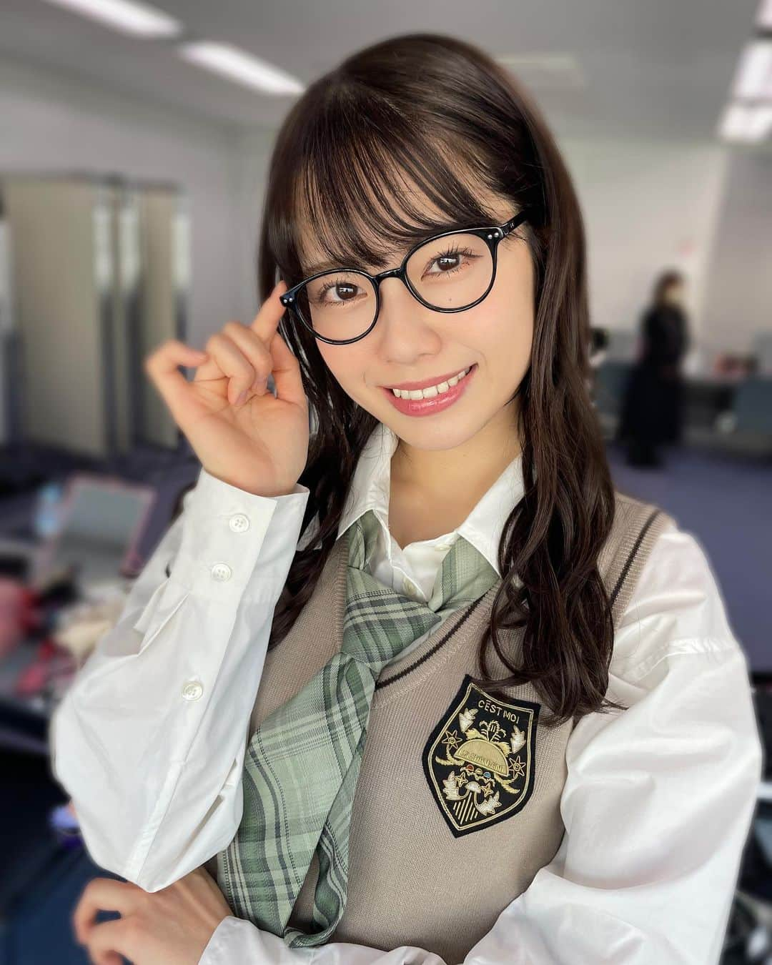 小田えりなさんのインスタグラム写真 - (小田えりなInstagram)「👓 #プレミアMelodiX #どうしても君が好きだ  メガネをかけての歌番組出演でした🤓 この時の制服衣装もすきだああああ！！！ かわいいいいいいいあああああああああああ🌱  #AKB48 #めがね女子 #めがねっこ #制服」5月4日 18時13分 - odenchannn