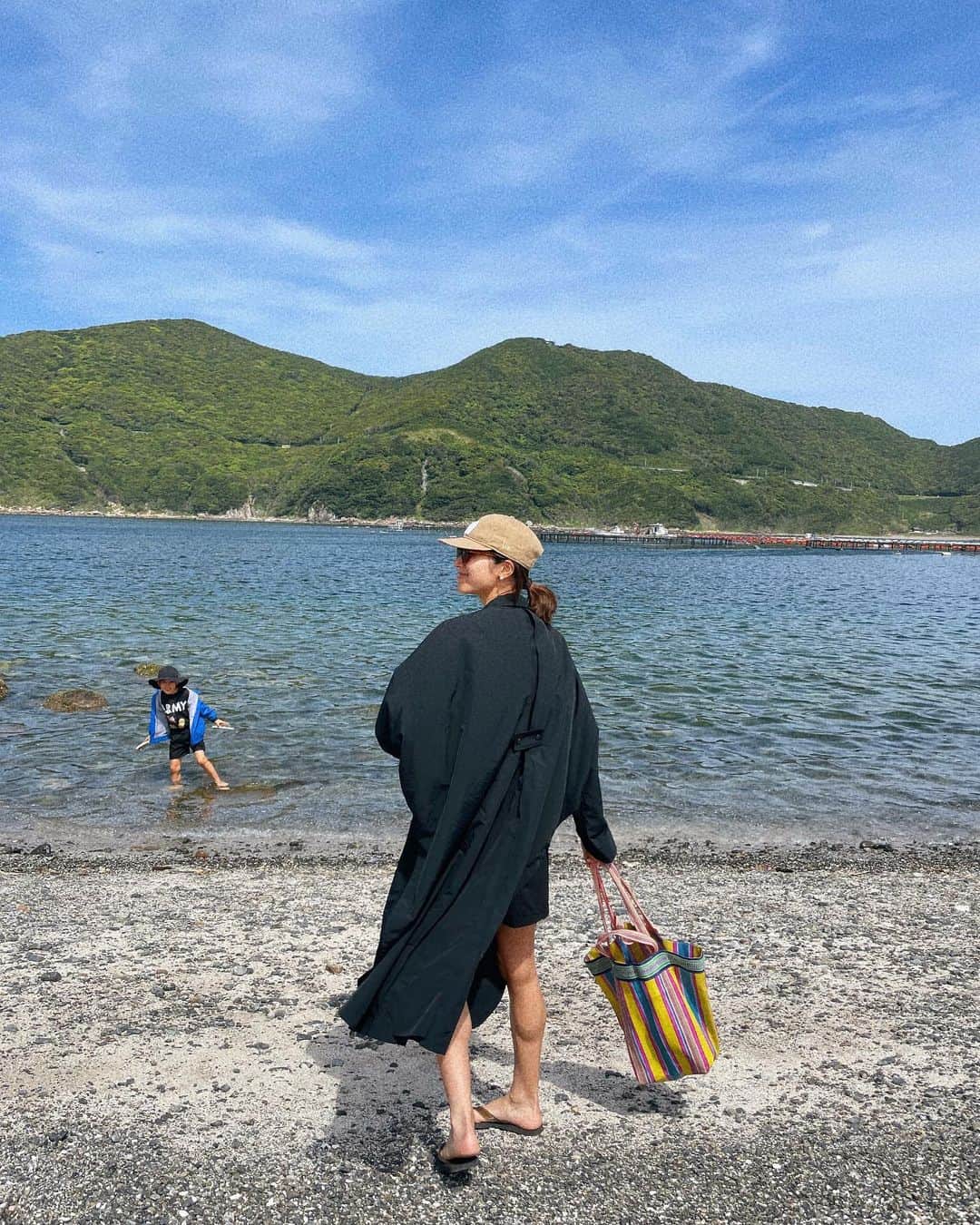 牧野紗弥さんのインスタグラム写真 - (牧野紗弥Instagram)「高知、満喫G.W🐬 撥水ジャケットは風を通しづらくて暖かいからアクティビティにももってこい❤️ 今回持ってきたのは @kapok_knot_jp のポンチョ型。 雨の日対策のフードがあったらよかったーと思いつつ、晴れている日はツバの広い帽子を被るから今回の旅には問題なし♡ 形状自由なポンチョは、子供が寒いと言ったら二人羽織のように中に入れてあげられるし、膝掛けみたいにもしてあげられてこの旅で大活躍🤭🤭🤭 膝下までたっぷりある丈は、怠りがちな足の日焼け対策と風除け対策にもなると知った♡ ビーチバッグは @pasand_by_nequittezpas 。 帽子は @mother_inc 、 @newerajapan 、 @nagonstans_official をセレクト✨ レジャーアイテムこそタウンユースになるものを選びたいって思うから、お気に入りを買いたいし、見つけたい❤️❤️❤️ 4枚目、 @the_newhouse は私のテッパンブランドでっす🤭 どれも大好きなアイテムでーす✌🏻✌🏻✌🏻」5月4日 18時26分 - makinosaya