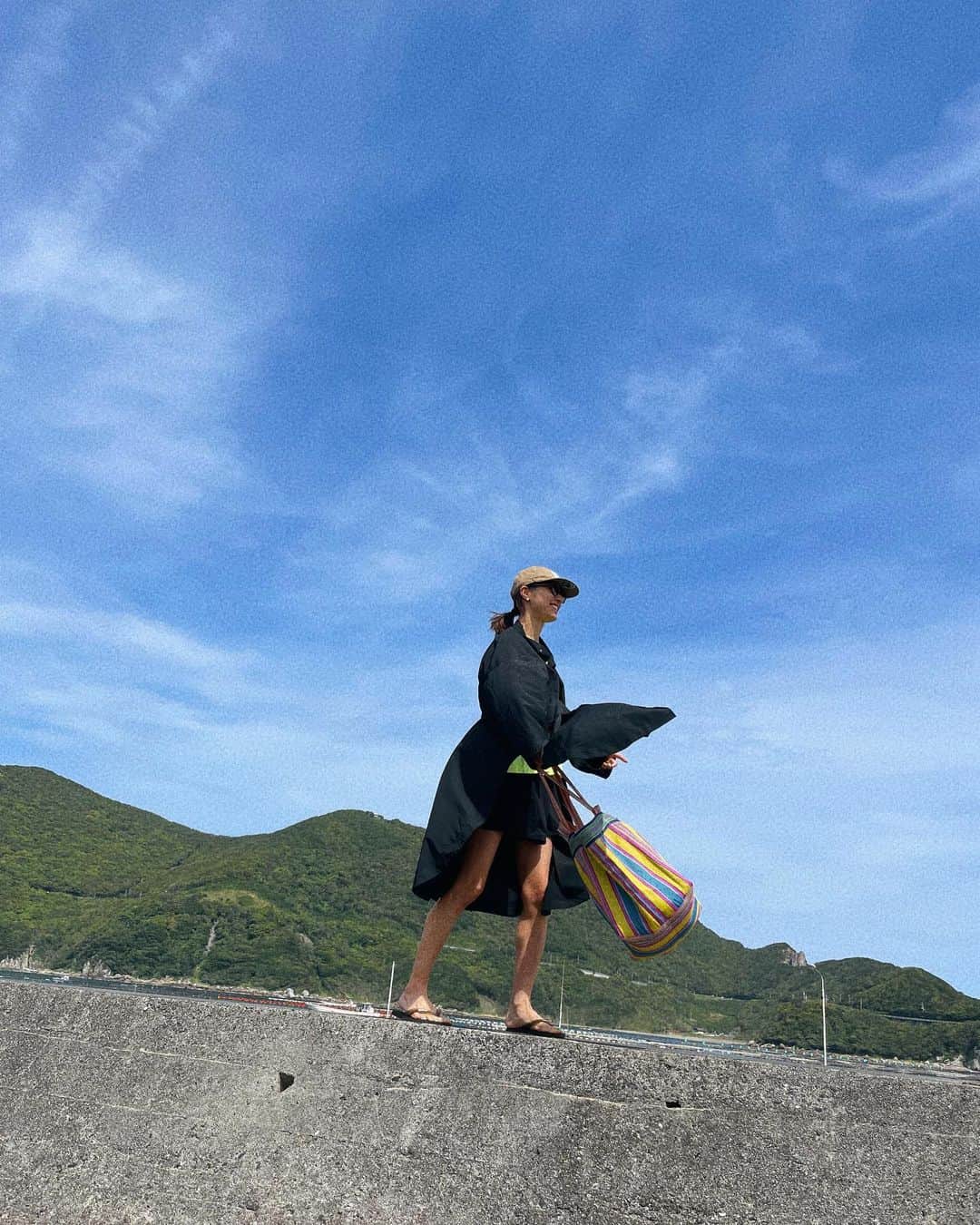 牧野紗弥さんのインスタグラム写真 - (牧野紗弥Instagram)「高知、満喫G.W🐬 撥水ジャケットは風を通しづらくて暖かいからアクティビティにももってこい❤️ 今回持ってきたのは @kapok_knot_jp のポンチョ型。 雨の日対策のフードがあったらよかったーと思いつつ、晴れている日はツバの広い帽子を被るから今回の旅には問題なし♡ 形状自由なポンチョは、子供が寒いと言ったら二人羽織のように中に入れてあげられるし、膝掛けみたいにもしてあげられてこの旅で大活躍🤭🤭🤭 膝下までたっぷりある丈は、怠りがちな足の日焼け対策と風除け対策にもなると知った♡ ビーチバッグは @pasand_by_nequittezpas 。 帽子は @mother_inc 、 @newerajapan 、 @nagonstans_official をセレクト✨ レジャーアイテムこそタウンユースになるものを選びたいって思うから、お気に入りを買いたいし、見つけたい❤️❤️❤️ 4枚目、 @the_newhouse は私のテッパンブランドでっす🤭 どれも大好きなアイテムでーす✌🏻✌🏻✌🏻」5月4日 18時26分 - makinosaya