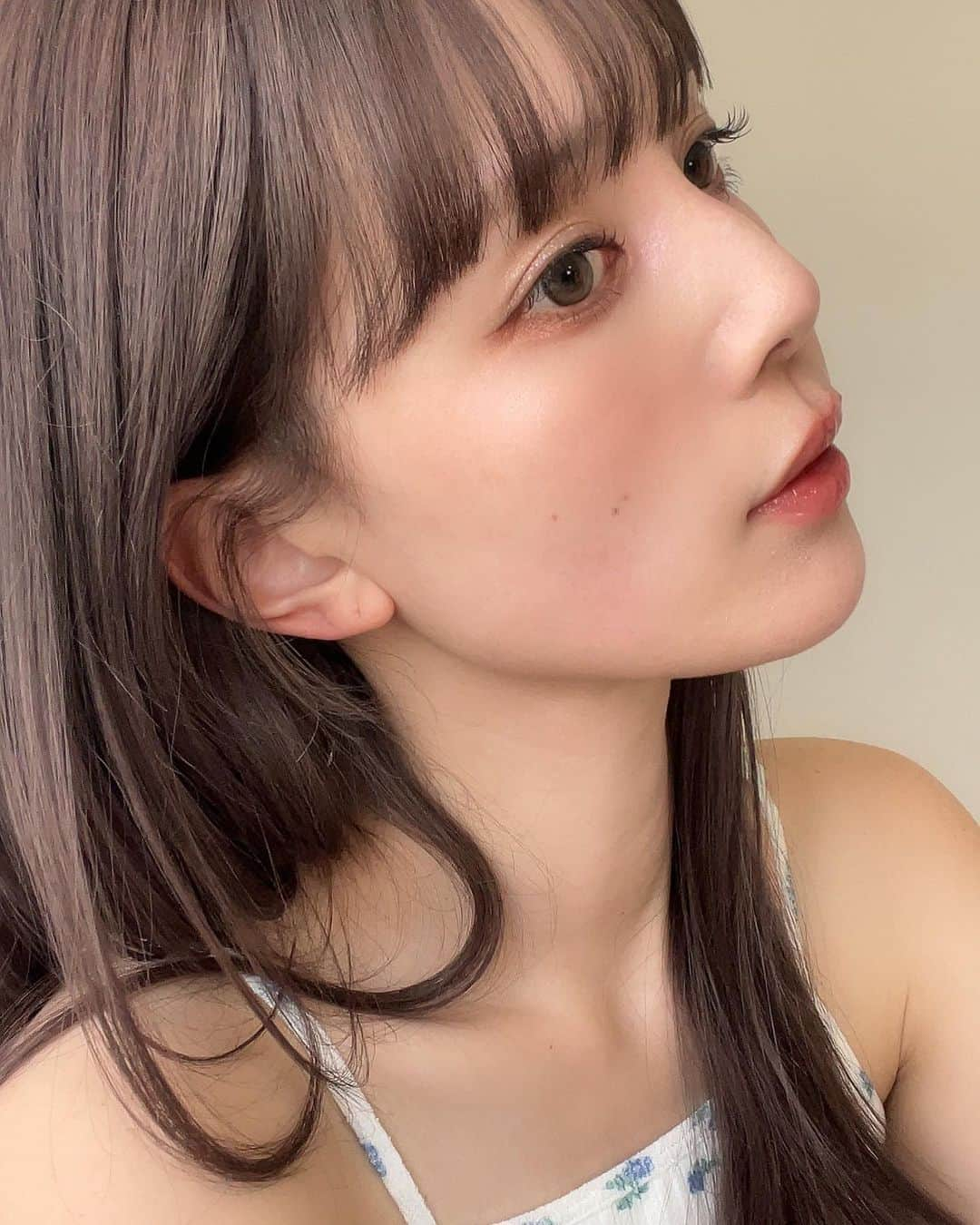 目見田早弥子さんのインスタグラム写真 - (目見田早弥子Instagram)「髪の毛とまつ毛やってもらったよ~🪽  ☑︎リタッチブリーチ＋カラー＋カット⸝⋆ → @ryo_hair (@blink_hair)  ☑︎マツエク 束感デザイン120本⸝⋆ → @__mamico (@apartment___salon)  髪の毛は"黒髪くらい暗いトーン"でお願いして あとはおまかせでやってもらいました🖤 今回のカラーはグレー系だそうです❕ 前髪も切ってもらって生き返った💫 めちゃくちゃ気に入ってる👏🏻ありがとう~☺️🌸  まつ毛はいつも通りマツパでお願いしようと思ってたのですが 右目が一部ごっそり抜けてしまって まだ生えてきてるところで長さが足りず（ ; ; ） 束感出したかったので 今回はマツエクでいこうと提案していただいて 数年振りにマツエクをしました🫶🏻 マツエクやとどうしても派手な顔になりがちなので ずーっとマツパにしてたけど 今回ほんまにほんまに可愛くて😩💞 韓国アイドルのあの束感まつ毛が 自分の目元に完全再現されてる❕って感じ😹💘 さすがです！いつもありがとうございます🎀」5月4日 18時18分 - sayako_memida