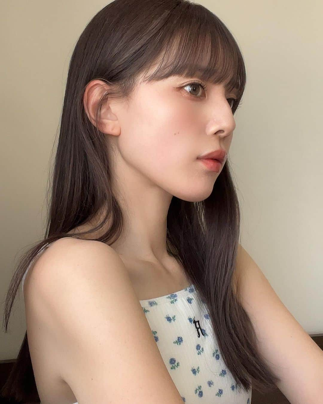 目見田早弥子さんのインスタグラム写真 - (目見田早弥子Instagram)「髪の毛とまつ毛やってもらったよ~🪽  ☑︎リタッチブリーチ＋カラー＋カット⸝⋆ → @ryo_hair (@blink_hair)  ☑︎マツエク 束感デザイン120本⸝⋆ → @__mamico (@apartment___salon)  髪の毛は"黒髪くらい暗いトーン"でお願いして あとはおまかせでやってもらいました🖤 今回のカラーはグレー系だそうです❕ 前髪も切ってもらって生き返った💫 めちゃくちゃ気に入ってる👏🏻ありがとう~☺️🌸  まつ毛はいつも通りマツパでお願いしようと思ってたのですが 右目が一部ごっそり抜けてしまって まだ生えてきてるところで長さが足りず（ ; ; ） 束感出したかったので 今回はマツエクでいこうと提案していただいて 数年振りにマツエクをしました🫶🏻 マツエクやとどうしても派手な顔になりがちなので ずーっとマツパにしてたけど 今回ほんまにほんまに可愛くて😩💞 韓国アイドルのあの束感まつ毛が 自分の目元に完全再現されてる❕って感じ😹💘 さすがです！いつもありがとうございます🎀」5月4日 18時18分 - sayako_memida