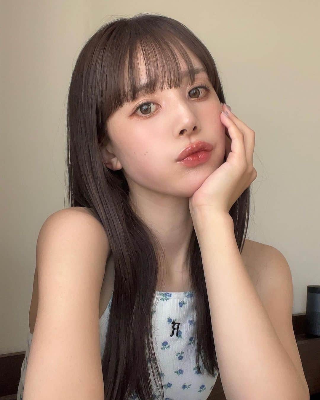 目見田早弥子のインスタグラム：「髪の毛とまつ毛やってもらったよ~🪽  ☑︎リタッチブリーチ＋カラー＋カット⸝⋆ → @ryo_hair (@blink_hair)  ☑︎マツエク 束感デザイン120本⸝⋆ → @__mamico (@apartment___salon)  髪の毛は"黒髪くらい暗いトーン"でお願いして あとはおまかせでやってもらいました🖤 今回のカラーはグレー系だそうです❕ 前髪も切ってもらって生き返った💫 めちゃくちゃ気に入ってる👏🏻ありがとう~☺️🌸  まつ毛はいつも通りマツパでお願いしようと思ってたのですが 右目が一部ごっそり抜けてしまって まだ生えてきてるところで長さが足りず（ ; ; ） 束感出したかったので 今回はマツエクでいこうと提案していただいて 数年振りにマツエクをしました🫶🏻 マツエクやとどうしても派手な顔になりがちなので ずーっとマツパにしてたけど 今回ほんまにほんまに可愛くて😩💞 韓国アイドルのあの束感まつ毛が 自分の目元に完全再現されてる❕って感じ😹💘 さすがです！いつもありがとうございます🎀」