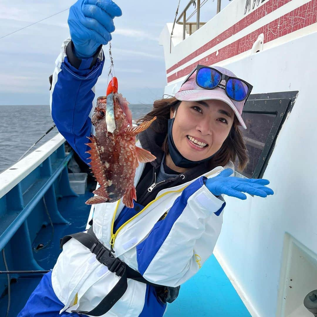 川目梢さんのインスタグラム写真 - (川目梢Instagram)「どーも 初めまして アカハタさん🙇‍♀️  三崎『えいあん丸』で アカハタ&カサゴ五目やってきました😏  下手くそな私は うんざりするほどに根掛かりしたけど 根掛かり軽減できるってウワサの 船ブラ仕掛けってやつで なんとか大本命のアカハタげっつ👌  赤ってよりも 鮮やかなオレンジで見た目もよき👌 高級魚とうたわれてるだけあって味もよき👌  6月30日までポイント制の大会やってるんで、ファミリーや友達とゲーム感覚で楽しめるよ👏  #えいあん丸 #アカハタ #カサゴ #釣り #釣り好きな人と繋がりたい #釣りガール #釣り女子 #釣りスタグラム #釣りバカ」5月4日 18時22分 - kozukozu0615