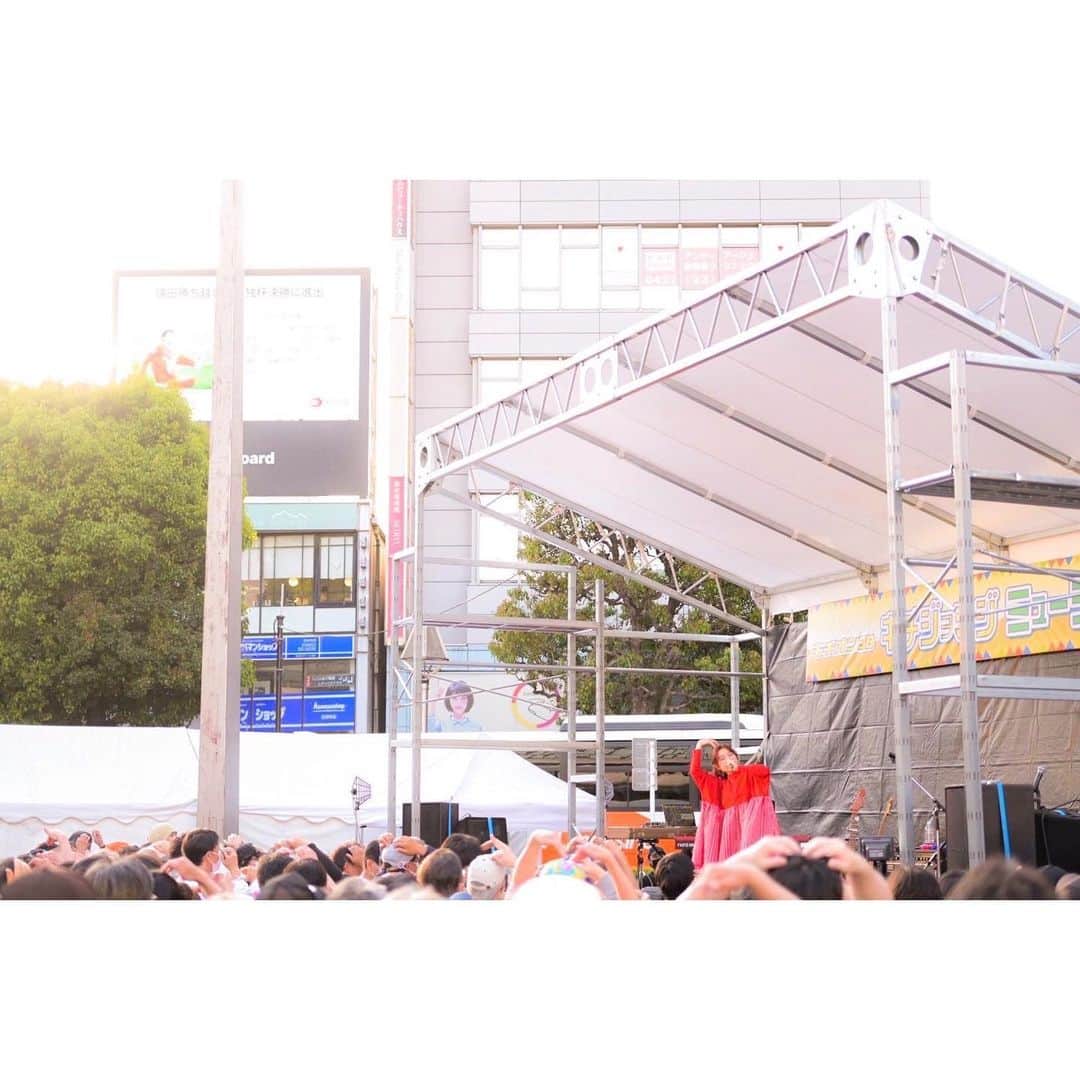 トミタ栞さんのインスタグラム写真 - (トミタ栞Instagram)「吉祥寺駅前のステージで あんなに、開放的に 歌わせていただけて、 めちゃくちゃ気持ちよかったです。  声、出てましたねぇーーー みなさんw 振り付けも、あんな 雑なレクチャーで十分できるんやにw 今後、観て覚えてもらうスタイルに しようかな😎  今回も、なら様　@eisukenarahara  にサポートしていただき、のびのびとパフォーマンスできました。🥹🙏  そしてなによりも、 トミタびとさん達が、 やりすぎない素晴らしい絶妙バランスで、先陣を切って引っ張ってくださったおかげです。  大切なゴールデンウィークの40分間を、私に使ってくださり、ありがとうございました。  帰ってビール飲んで 二度寝しよっ！  #キチオン#吉祥寺駅#吉祥寺北口#吉祥寺駅前ライブ#野外ライブ#トミタびと」5月4日 18時24分 - tomita_shiori
