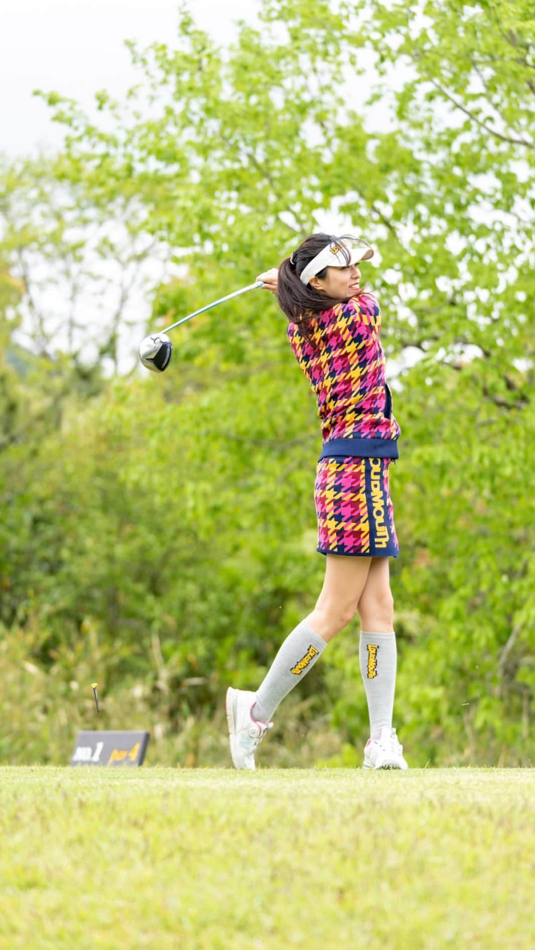 絹野志朋のインスタグラム：「Golf🏌️‍♀️💖  @loudmouth_japan_official 協賛 Jamboree Cup⛳️🐭🏰  シーズン初めだったゴルフコンペは なんとかお天気にも恵まれ 最高の１日になりましたっ☀️🌈  一緒に回ったゴルフ上手すぎメンバー  @sayaaaa__golf  @matsumoto0000  @manaphoto55   今回のコンペに誘ってくれた @taikinmaan   最高のゴルフ撮影をしてくれた @yuu.adventure   双子コーデが可愛すぎた @beagolf0511 @mk39_golf   本当に素敵なご縁が沢山あって 今回のコンペ参加できて良かったです🥰🤝  今回のゴルフコーデは 上から下まで全身 @loudmouth_japan_official  派手派手ウェアがとっても可愛いの👚💖 皆さん是非チェックしてみてね🥰 . . #ゴルフ女子 #ゴルフウェア #ゴルフコーデ  #ゴルフ女子コーデ #ゴルフ好きな人と繋がりたい」