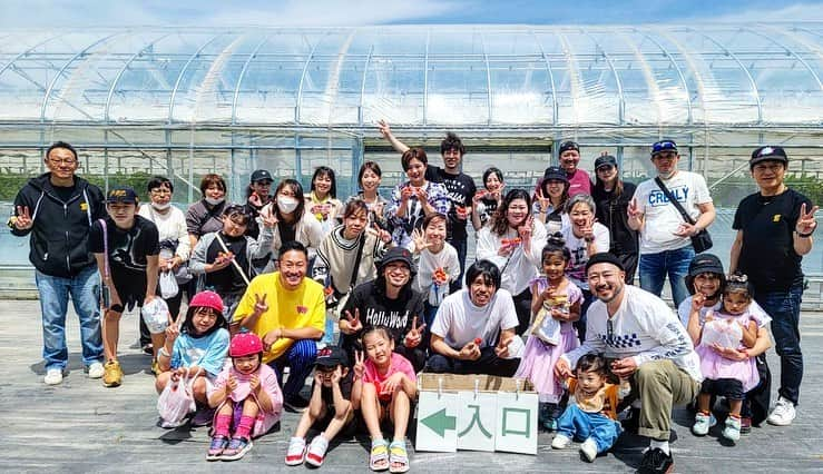 KLUTCHのインスタグラム：「2023.5.2 ファンクラブ纒屋 "纒屋集会" いちご狩り @三田市 福助ファーム ⁡ 延期、延期で出来てなかった"纒屋いちご狩り"  やっと開催出来ました！！！ ⁡ 天気にも恵まれて最高でした。 福助ファームの水素水をつかって育てられた苺は甘くて美味しかったーーー。 ⁡ G.Wで渋滞に巻き込まれながらも参加してくださった纒屋のみなさんありがとうございました！ ⁡ 次は7月のBBQ大会！！！ 乞うご期待です。 参加希望の方はファンクラブ纒屋へ入会お願いします。 ⁡ ⁡ ⁡ ⁡ ⁡ ⁡ ⁡ #ETKING #KLUTCH #センコウ #DJBOOBY #コシバKEN #纒屋 #纒屋集会 #大阪 #ファンクラブ限定 #いちご狩り #ありがとう #感謝 #LIVE #LIFE #music」