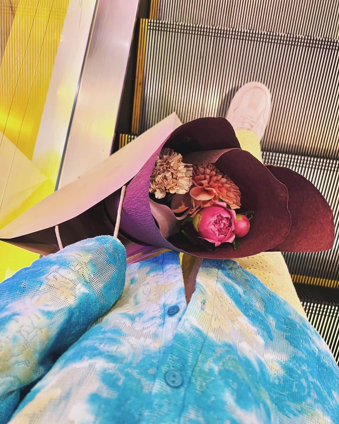 光永のインスタグラム：「渋谷のオシャレなお花屋さんで、値段書いてなかったから適当に選んだら、お会計のときに「こちらのダリア一本1300円ですがよろしいですか？」って言われて、顔色ひとつ変えず「ハイッ！」と答えました☺️ は〜〜びっくりしたっっ☺️ あとなんかピンクの蕾みたいなやつ、油断してたら2日でぱんぱんにデカなった。 びっくりしたあ☺️ ㅤㅤㅤㅤㅤㅤㅤㅤㅤㅤㅤㅤ ㅤㅤㅤㅤㅤㅤㅤㅤㅤㅤㅤㅤ#5月の花 #ダリア1300円」