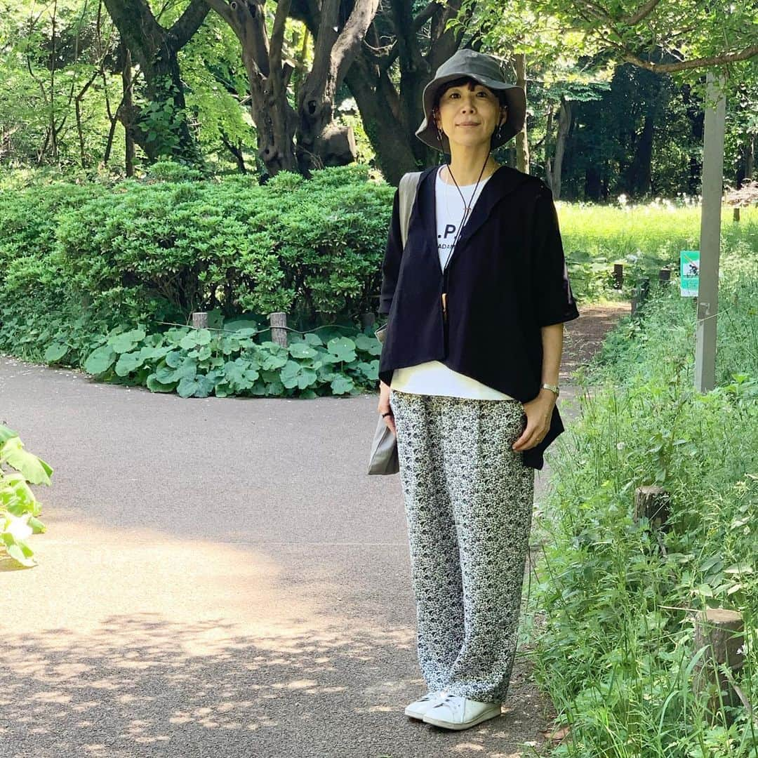 佐藤友子さんのインスタグラム写真 - (佐藤友子Instagram)「読書記録とピクニックとリバティ柄のパンツ。  連休中、特に決まった予定がない我が家。朝起きてから「今日なにする？」「なに食べる？」と天気や自分たちの気分で気ままに過ごしています。  昨年の夏あたりから会社のいくつかの大きな山があったり、プライベートでは息子の中学進学があったり。  ずっと気持ちが落ち着かない半年以上だったので、いろいろひと段落かつまとまった休みというのが「待ってたよ〜」という気持ちで、やるべきことに追われず過ごせる５日間を大事にしたいと思っています。  今日は思いつきで、家族3人でピクニックへ。  公園で持参したコーヒー飲みつつ読書を。読んだ本は『本屋で待つ』。  広島県で「ウィー東城店」という書店を経営する佐藤友則さんと「夏葉社」という出版社をひとりで営む島田潤一郎さんの共著。  読めてよかった！と思えた一冊でした。しかも新緑と青空のしたで。  本屋でありながら、化粧品店でもあり、エステサロンでもあり、パン屋もある。コインランドリーまで。  複合施設のようなお店になっているけれど、独特なオリジナルな魅力のある場所になってゆくまでの佐藤さんの奮闘に終始引きこまれました。  環境のせいにしたり、誰かのせいにしたりするのではなく、ただただ目の前のお客さんの困りごとに応えたり、思いつくアイデアを「本屋だから」と格好つけるでもなく愚直にそして勇敢に試し続けた先が、いまの愛される姿なのだなと感じました。  球をひとつひとつ打って打って、ときに自信をなくすようなことがあってもまた打席に立って打つ。 そんな姿が一冊にまとまっているような気がしました。  いつか訪ねてみたいなぁ。  佐藤店長と呼ばれていたり、名前の漢字がちょっと近かったり。兄と妹なところも。勝手に親近感でもありました。  連休中、当店オリジナルのリバティ柄のイージーパンツが大活躍で、昨日も今日もはいてました☺️(わたしは身長160cmでMサイズを着ています)  甘過ぎずに着られるところが好きです。 座るたびリバティの生地が視界に入りウキウキしてうれしい。  #本屋で待つ #クラシコム読書部  #ピクニックコーデ  #北欧暮らしの道具店」5月4日 18時28分 - tomokosato_hokuohkurashi