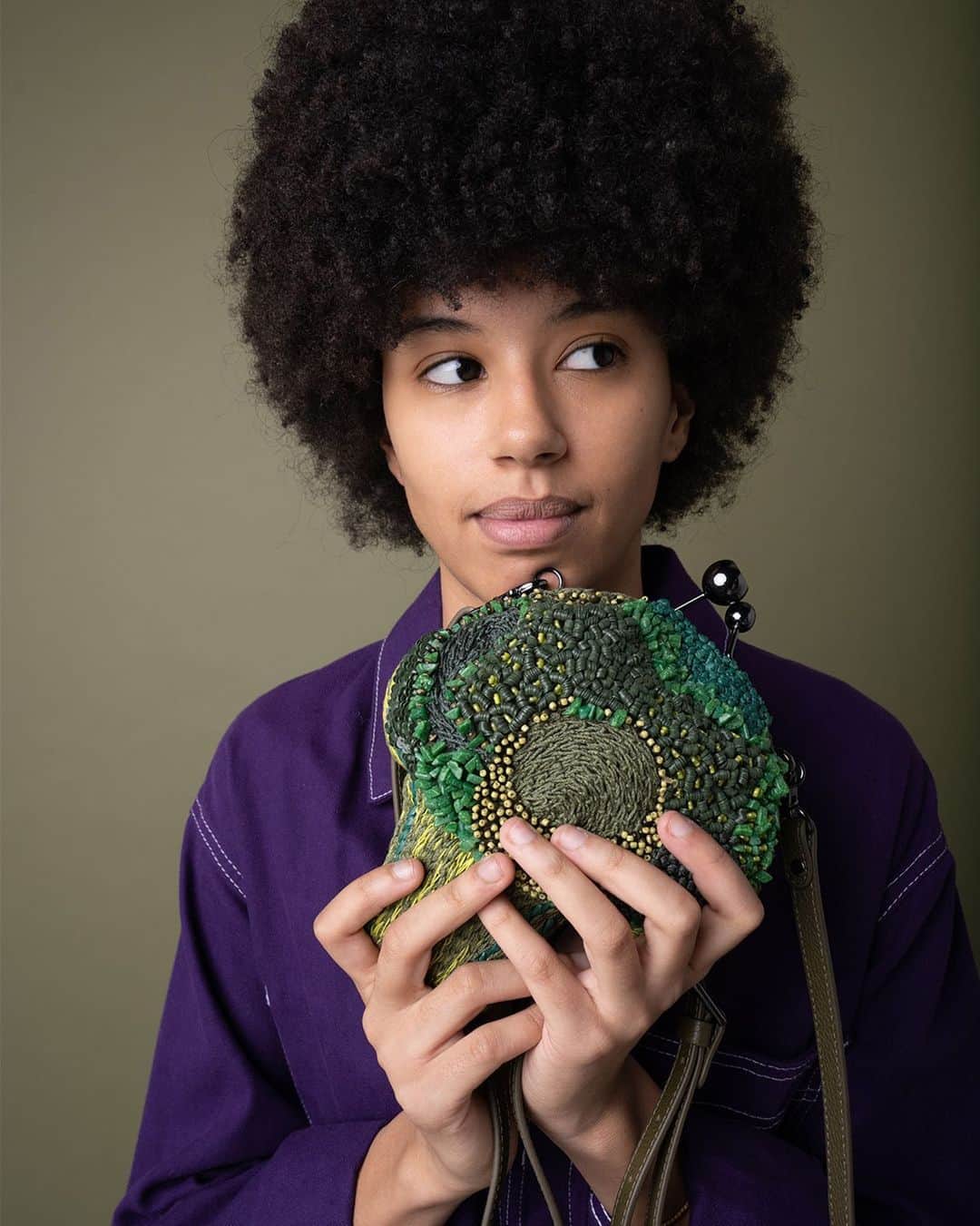 ジャマンピュエッシュのインスタグラム：「A true masterpiece of craftsmanship, this small broccoli bag is hand-embroidered with glass beads and semi-precious stones. The intricate shape of the vegetable is interpreted in a multitude of embroidery techniques, requiring days of work, by our Indian master artisans.  #jaminpuech #uniquebag #eveningbag #embroideredbag #embroidery」