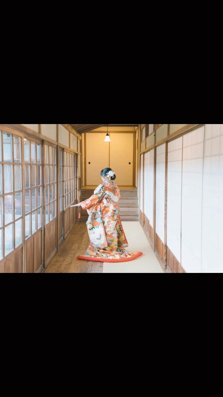 LaReineのインスタグラム：「重要文化財で結婚式＊.°  先日、神奈川にある三渓園様で ご結婚式を挙げられたお二人から 素敵なお写真を頂きました♡  鮮やかな色打ち掛けが 自然光の入り込む室内にピッタリ♩  また、重要文化財にふさわしい 正絹の格調高い着物は 会場に劣らずしっかりとなじみます。  黒の紋付もシックでとてもお似合いです(*^^*)  とっても素敵なお二人＊.° また後日、可愛らしい白無垢のお姿も アップさせて頂きます！  この度はラレンヌにお任せ下さり ありがとうございました♡  ୨୧‥∵‥‥∵‥‥∵‥‥∵‥‥∵‥‥∵‥‥∵‥‥∵‥‥∵‥‥∵‥‥∵‥୨୧  ドレスとタキシードのお得なパックプランご用意してます 提携会場でない花嫁様にはお持ち込み料負担の特典も◎ どなたでもお気軽にお問い合わせ下さいませ🕊  ୨୧‥∵‥‥∵‥‥∵‥‥∵‥‥∵‥‥∵‥‥∵‥‥∵‥‥∵‥‥∵‥‥∵‥୨୧  【対応サイズ】 ドレスサイズは5号〜17号まで対応  【取り扱い衣装】 ウェディングドレス/カラードレス/タキシード/白無垢/色打ち掛け/引き振袖/紋付/モーニング/黒留袖/色留袖/訪問着/振袖/お母様ドレス/キッズ&ベビードレス/ドッグドレス 幅広くご用意がございます♩ 単品でのお貸し出しもしております🌿  【海外レンタル】 海外へのお持ち出しも可能✈︎ レンタル期間もご相談下さい  ୨୧‥∵‥‥∵‥‥∵‥‥∵‥‥∵‥‥∵‥‥∵‥‥∵‥‥∵‥‥∵‥‥∵‥୨୧  フォロー、イイね、コメント とても嬉しいです♡ @dresssalonlareine 参考になったら見返せるように保存♩ デザイナー　@momoyom  � ୨୧‥∵‥‥∵‥‥∵‥‥∵‥‥∵‥‥∵‥‥∵‥‥∵‥‥∵‥‥∵‥‥∵‥୨୧  【SHOP DATA】 ☎️03-5786-1888 💌 info@la-reine.jp 水曜定休・平日11~19時．土日祝10~18時 東京都港区南青山2-24-9・1F（外苑前駅徒歩1分）  ※プロフィール欄URLからHPもご覧頂けます＊.°  ୨୧‥∵‥‥∵‥‥∵‥‥∵‥‥∵‥‥∵‥‥∵‥‥∵‥‥∵‥‥∵‥‥∵‥୨୧  #色打ち掛け #色打ち掛けヘア #三渓園 #三渓園ウェディング #和装結婚式 #綿帽子」