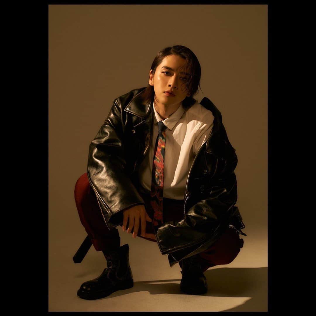飯島寛騎のインスタグラム：「🖤❤️  ○Hair&Make 　牧野裕大  @yudai_makino  ○Stylist 　久保田姫月  @hizuki__am2.00  ○Lighting 　長谷川誠  ○Photographer 　北圃莉奈子  @rinakokitahatake  #作品撮り」