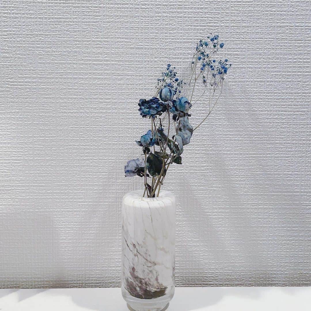 松田彩希さんのインスタグラム写真 - (松田彩希Instagram)「. 近況報告Instagram  ひとつめ👁 新しい花瓶買いました！ お花は変わらずキューのパシフィコ横浜でいただいたお花をドライフラワーにしたやつ。  ふたつめ👁👁 ネイルをお友達のねねちゃんにやってもらった。 天才ネイリスト！ デザインと色味が可愛い。 左の指には愛猫もんちゃんがいます。 そうです、結婚です。 人狼に関わるお花も入っていたりいなかったり。  みつめ👁👁👁 本気のスラムダンクオタク報告です まさかの全部三井寿さんです。 もはや四井です。 ありがとうございます。  そんな4月下旬のおはなしでした！」5月4日 18時37分 - sakii_matsu