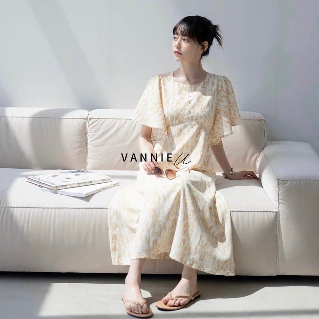 Vannie Officialのインスタグラム：「• VANNIE U 2023 summer COLLECTION • feat.NAGOMI ⁡ フラワーキャシャワンピース yellow │ white │ green │ ¥5,390 tax in  … Design … ・昨年人気だったフラワーキャシャワンピースをアップデート ・春着たくなる、定番の小花柄 ・ハイウエスト切替でスタイルアップ効果 ・女性らしくデコルテを綺麗にみせるペンタゴンネック ・柔らかい素材感で着心地◎ ・たっぷりのフレアスリーブで二の腕カバー  … Styling … さらっと一枚できまる主役ワンピース ネックラインを邪魔しないのでネックレスやチョーカーをオン。 カーディガンを羽織って思いっきり女性らしくしたり 首元すっきりしているのでハイネックインナーをいれても◎  ━━━━━━━━━━━━━━━━━━━━━  透け感：あり 裏地：あり 厚さ：薄地 伸縮性：なし 光沢感：なし  ━━━━━━━━━━━━━━━━━━━━━━ ※詳しくは洗濯タグをご確認ください ⁡ @__nagomi32__  ⁡ #vannie_u#ヴァニーユー #zozoでしか買えない」