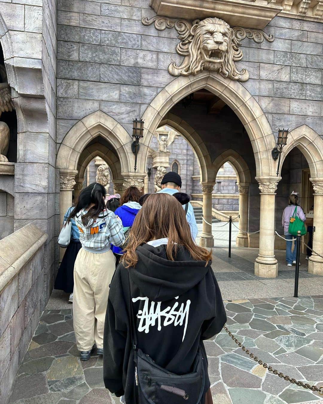 のインスタグラム：「いっぱい食べたディズニー🎶  #ディズニーコーデ  #ディズニーランド #制服ディズニー」