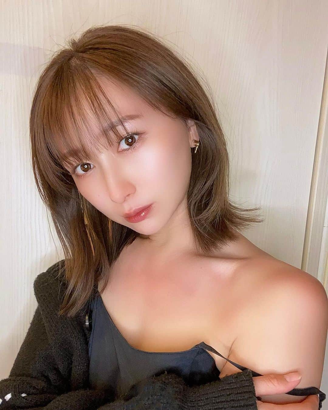 青木まりなのインスタグラム：「👩🏽👩🏽👩🏽  今日は朝からずっと外にいたから 肩がヒリヒリする🥺  日焼けしてるのわかる？🥺    #GW #ゴールデンウィーク  　　 　　 . . . 　　 　　  #RIZIN #RIZINガール #RIZINガール2022 #ラウンドガール #ringgirl #キックボクシング #kickboxing #キックボクシング女子 #筋トレ女子 #筋トレ #トレーニング #ダイエット #training #diet #グラビア #グラビアアイドル #グラドル #ビジョビ #bijobi #gravure #guravureidol #偶像 #性感 #清秀 #性感 #美腿 #그라비아　#화보」