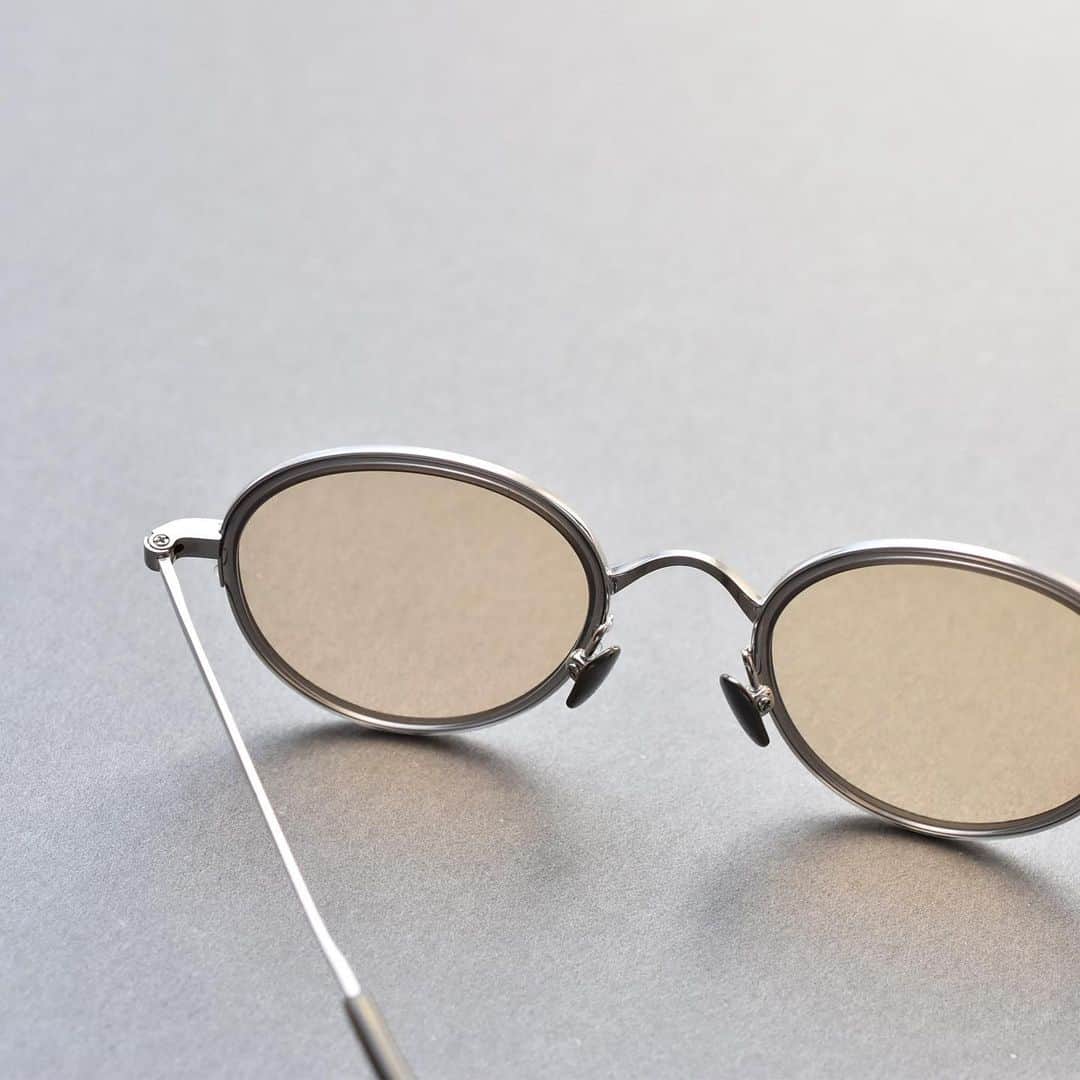 blincvaseさんのインスタグラム写真 - (blincvaseInstagram)「ぽってりと垂れ下がった デザインがかわいいThomas すっきりとした、インナーセルに アンダー部分は釣り糸のナイロールを使用している為よりシンプルに見えます。  メガネのようにかけられるサングラスです。  brand: acekearny model: Thomas color: antique silver price: ¥42,900-(w/tax) ． #kearny #kearny_eyewear」5月4日 18時52分 - blincvase