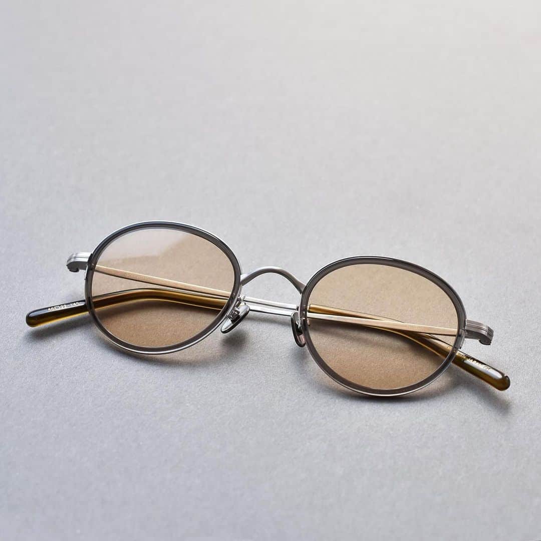 blincvaseさんのインスタグラム写真 - (blincvaseInstagram)「ぽってりと垂れ下がった デザインがかわいいThomas すっきりとした、インナーセルに アンダー部分は釣り糸のナイロールを使用している為よりシンプルに見えます。  メガネのようにかけられるサングラスです。  brand: acekearny model: Thomas color: antique silver price: ¥42,900-(w/tax) ． #kearny #kearny_eyewear」5月4日 18時52分 - blincvase