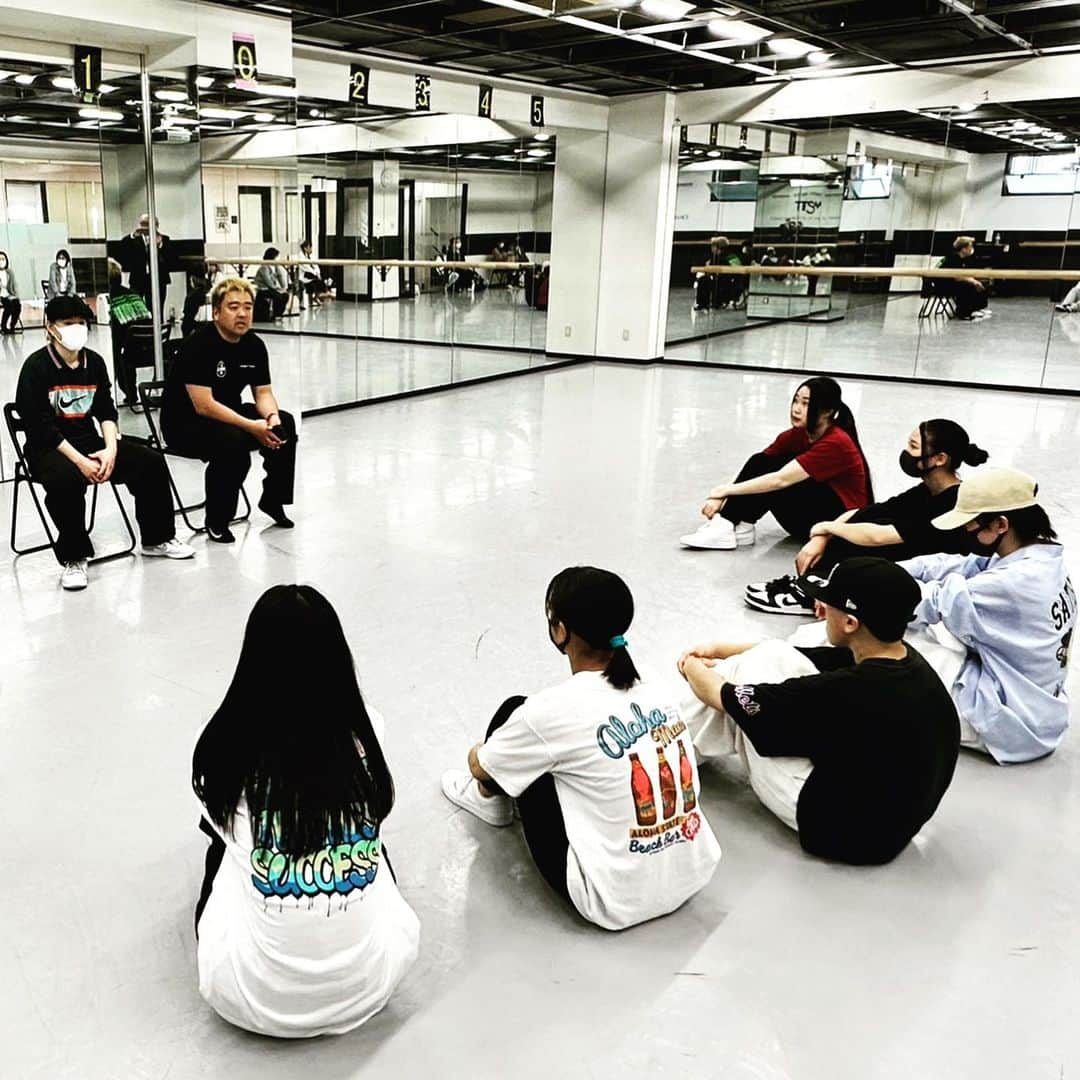 Tokyo School of Music&danceさんのインスタグラム写真 - (Tokyo School of Music&danceInstagram)「GW SPECIAL✨ Taigaさんダンスワークショップ &振付・お仕事トーク🐯 2023.05.03(WED)  TikTok「タイガの振り付け」が大人気！「TikTok2022上半期トレンド」大賞を受賞し話題となったTaigaさんが昨日TSMにご来校！🙌✨  今回はダンスレッスンだけでなく、振り付けのコツやダンサー活動についてのお話しをたくさんお伺いする座談会も行いました💡 ダンサーイベントのプロデュースやキャスティングを行う「BSD株式会社」の田村氏もお招きし、たいへん貴重なお話をお伺いしました🔥  Taigaさん、本当にありがとうございました🙌✨ ※動画は後日また公開🤗お楽しみに！  @____taiga____   #tsm #tsm西葛西 #tsm西葛西校  #東京スクールオブミュージックandダンス専門学校 #tokyoschoolofmusicanddance #音楽 #ダンス #ダンサー #俳優 #エンタメ #エンターテインメント #専門学校 #コンサートスタッフ #舞台 #VTuber #ボカロP #KPOP #20230503 #ダンスレッスン #ワークショップ  #振り付け  #🐯 #Taiga #dance #dancer #学校生活 #タイガの振り付け #gw #ゴールデンウィーク #授業風景」5月4日 18時45分 - tsm_musicdance