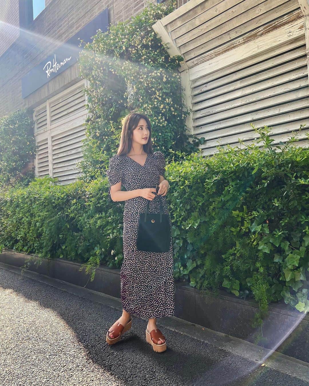 のインスタグラム：「🌈☀️☕️  虹が出るほどいいお天気に、 Happyな気持ちになる🍀♡  dress #rosyluce  bag #metrocity  shoes #hermes   #ootd#coordinate#fashion#コーデ#ワンピース#私服#ファッションコーデ#韓国ファッション」