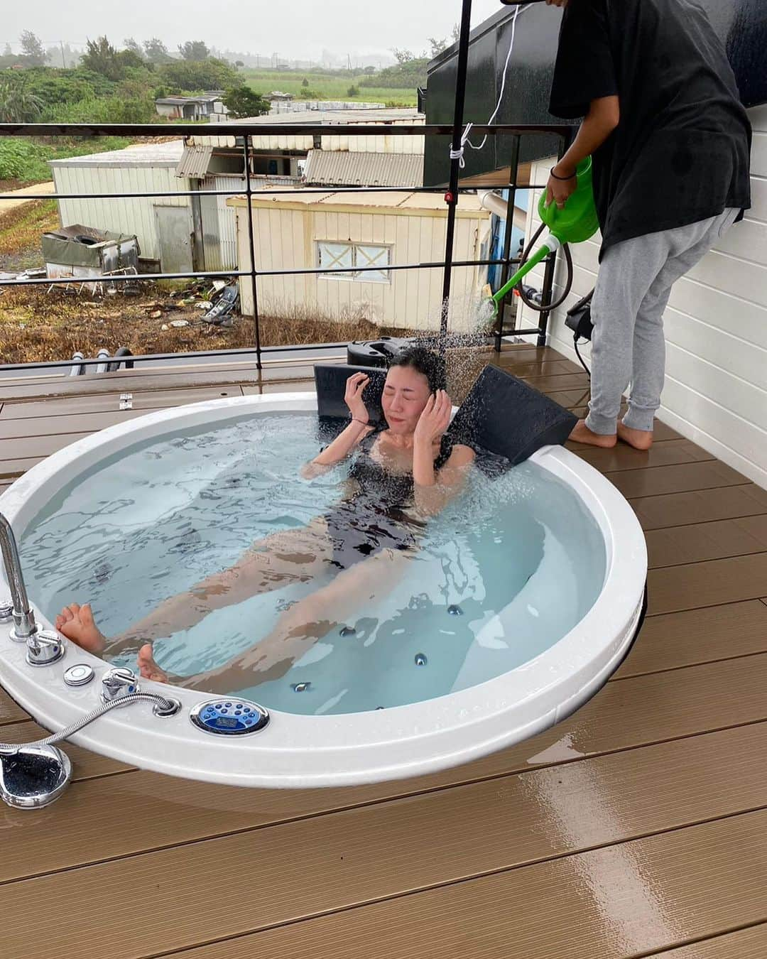 中田奈沙さんのインスタグラム写真 - (中田奈沙Instagram)「Sauna in Miyako island🧖‍♀️🏝️ 旅先でも欠かせないのがサウナ。 4月に出来たばかりの @miyakojima_37_pitou の2号店 @37pitou_lb へ✨  薪ストーブはロウリュすると しっかり熱くなり滝汗💧 水風呂も冷たすぎずずっと入れる 好きな温度（推定20度ちょい） しかも水風呂中にスタッフの方が 頭に氷水かけてくれるホスピタリティ🤩 外気浴も好きな音楽かけながら リラックスしてととのいます🤤  宮古島行ったらまた行きたい。 最高でした💓  #サウナ #テントサウナ #宮古島 #宮古島サウナ #サウナー #37ぴとぅ #宮古島37ぴとぅ #ローカルベース宮古島 #中田奈沙 #sauna #tentsauna #miyakoisland #外気浴」5月4日 18時49分 - nasa_nakada