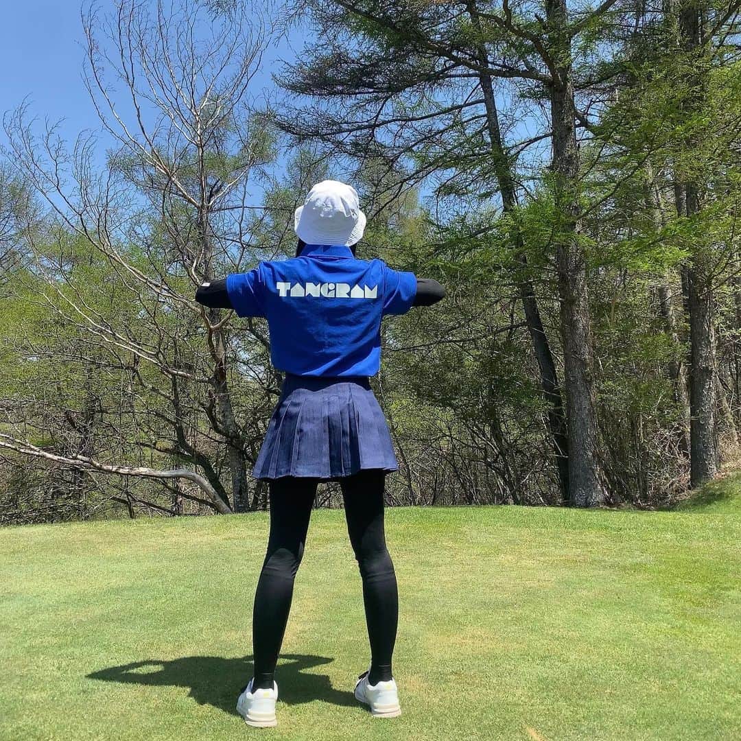 入来茉里さんのインスタグラム写真 - (入来茉里Instagram)「GOLF⛳️ @tangram_tokyo  緑🟢 vs 青🟦 😗？？？  GW皆さんのんびり出来ましたか😊？？  #golf #ゴルフ #ゴルフウェア #golfwear #tangram #ゴルフ女子 #ゴルフコーデ #バケハ」5月4日 18時50分 - iriki.mari_official