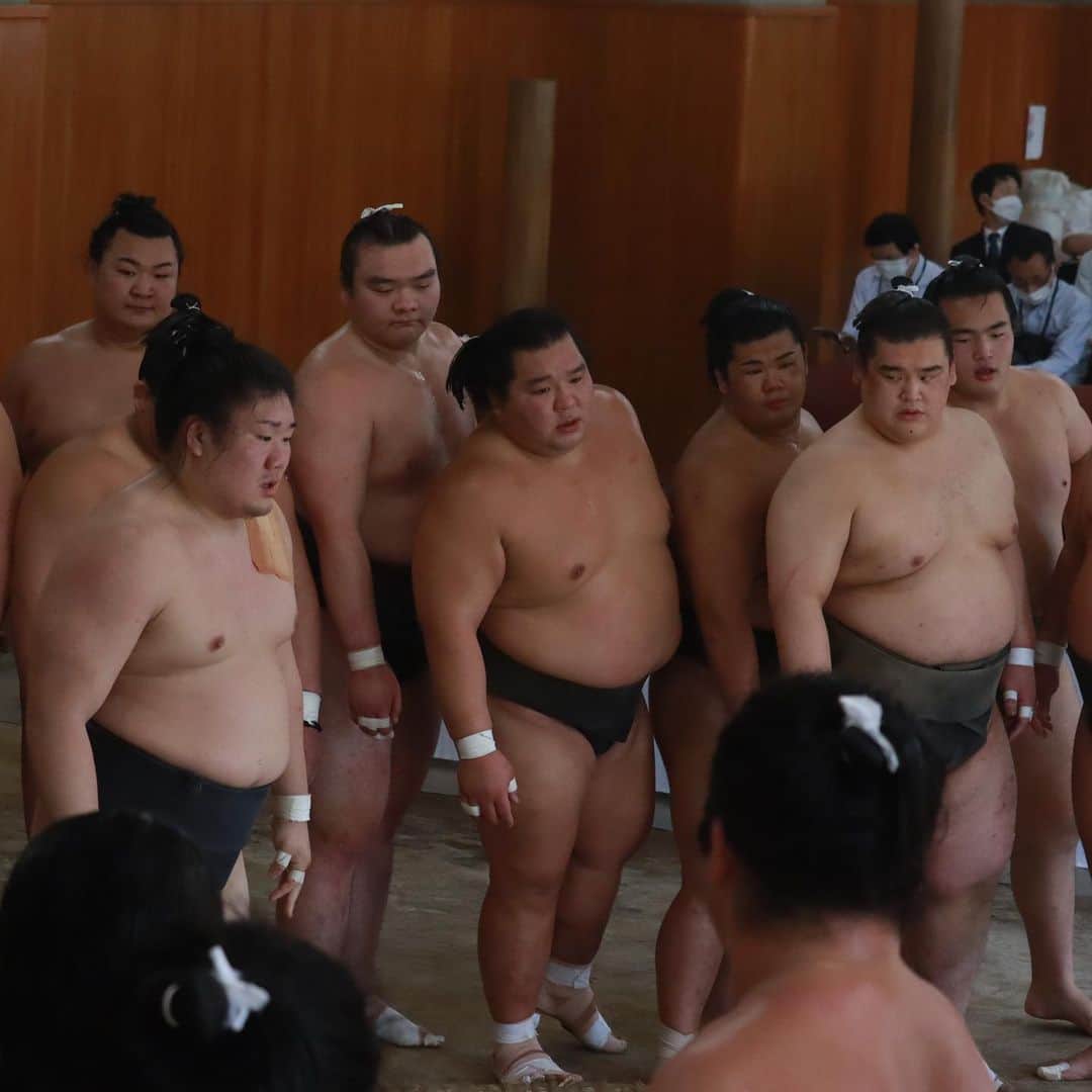 日本相撲協会さんのインスタグラム写真 - (日本相撲協会Instagram)「横審稽古総見  本日、3年ぶりに稽古総見が行われました。 参加力士は幕内幕下合わせて総勢約70名。  先場所休場の横綱照ノ富士と大関貴景勝も参加しました。  @sumokyokai #sumo #相撲 #お相撲さん#東京 #両国  #japan #japanculture #tokyo #五月場所#照ノ富士 #貴景勝」5月4日 18時51分 - sumokyokai