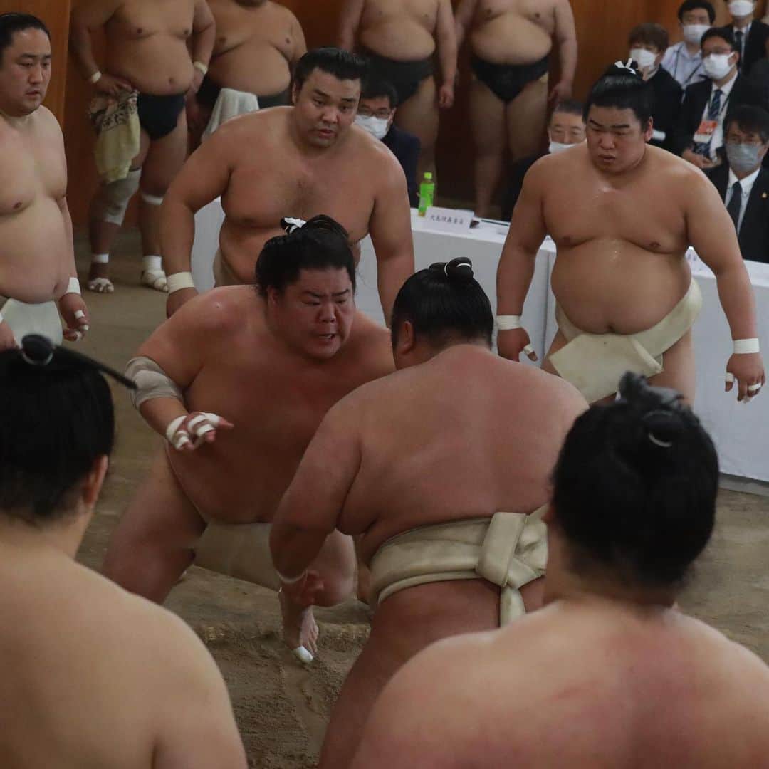 日本相撲協会さんのインスタグラム写真 - (日本相撲協会Instagram)「横審稽古総見  本日、3年ぶりに稽古総見が行われました。 参加力士は幕内幕下合わせて総勢約70名。  先場所休場の横綱照ノ富士と大関貴景勝も参加しました。  @sumokyokai #sumo #相撲 #お相撲さん#東京 #両国  #japan #japanculture #tokyo #五月場所#照ノ富士 #貴景勝」5月4日 18時51分 - sumokyokai