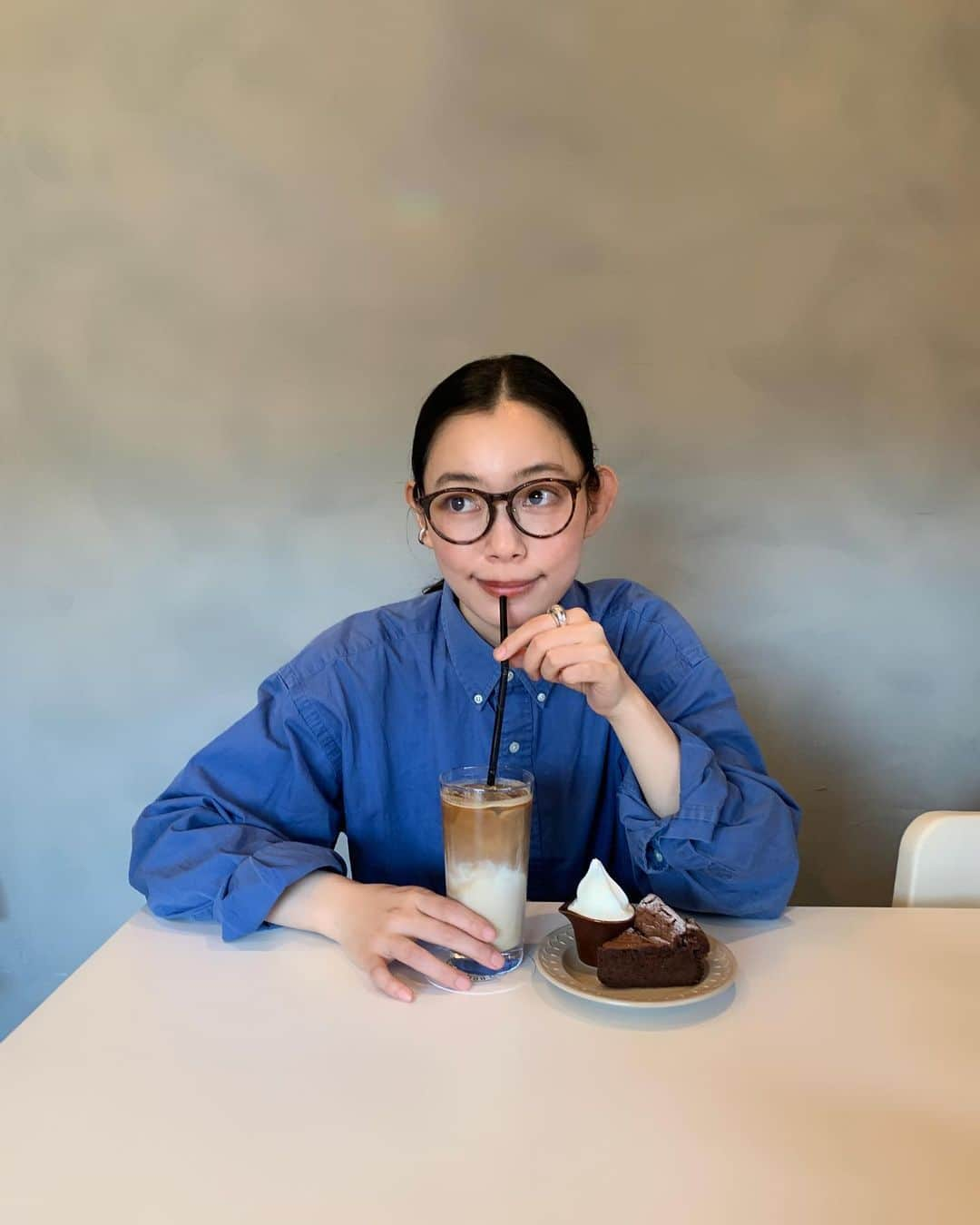 阿久津ゆりえさんのインスタグラム写真 - (阿久津ゆりえInstagram)「☕️  古着屋さんで500円でゲットしたラルフローレンのシャツとvintageのメガネ👓💙 #coffee #cafe #coordinate #ralphlauren #vintage」5月4日 18時51分 - yurie__a