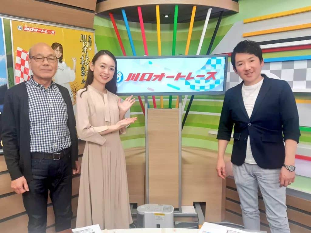 瞳ゆゆのインスタグラム：「川口オートレース中継🏍️ 初日を無事に終えることができました。感謝！ 堂前アナウンサー、板橋さん、明日からもお世話になります🙇  YouTubeのコメントも嬉しいです！ ｢声が色っぽい🖤｣ 嬉しいコメントありがとうございます笑  #オートレース #川口オート #宝塚og #アナウンサー」