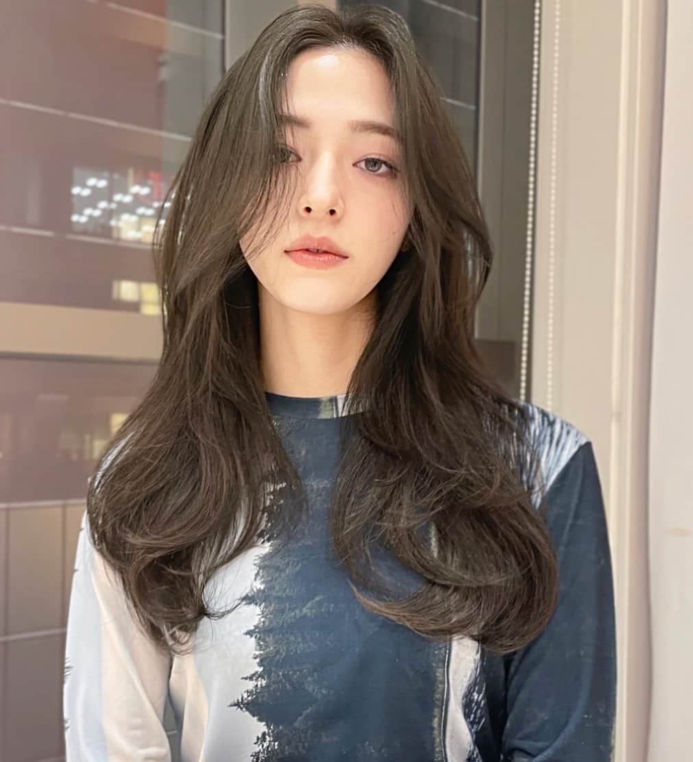 原涼香のインスタグラム：「greige 🩶🩶 ブリーチなし透明感たっぷりカラー✨ 嫌な赤味も消してくれるのでオススメです♡ ㅤㅤㅤㅤㅤㅤㅤㅤㅤㅤㅤㅤㅤ menu ⚫︎カット ⚫︎プレミアムケアカラー ⚫︎バイカルテトリートメント ㅤㅤㅤㅤㅤㅤㅤㅤㅤㅤㅤㅤㅤ #SHIMA#韓国ヘア#韓国スタイル#レイヤーカット#ワンホンヘア#ワンホン#ダークトーン#網紅#初カラー#暗髪#ベージュカラー#ラベンダーカラー#グレージュ#オリーブカラー#透明感カラー#銀座美容院#銀座美容室#美容師#시스루뱅#레이어드컷#koreanhair」